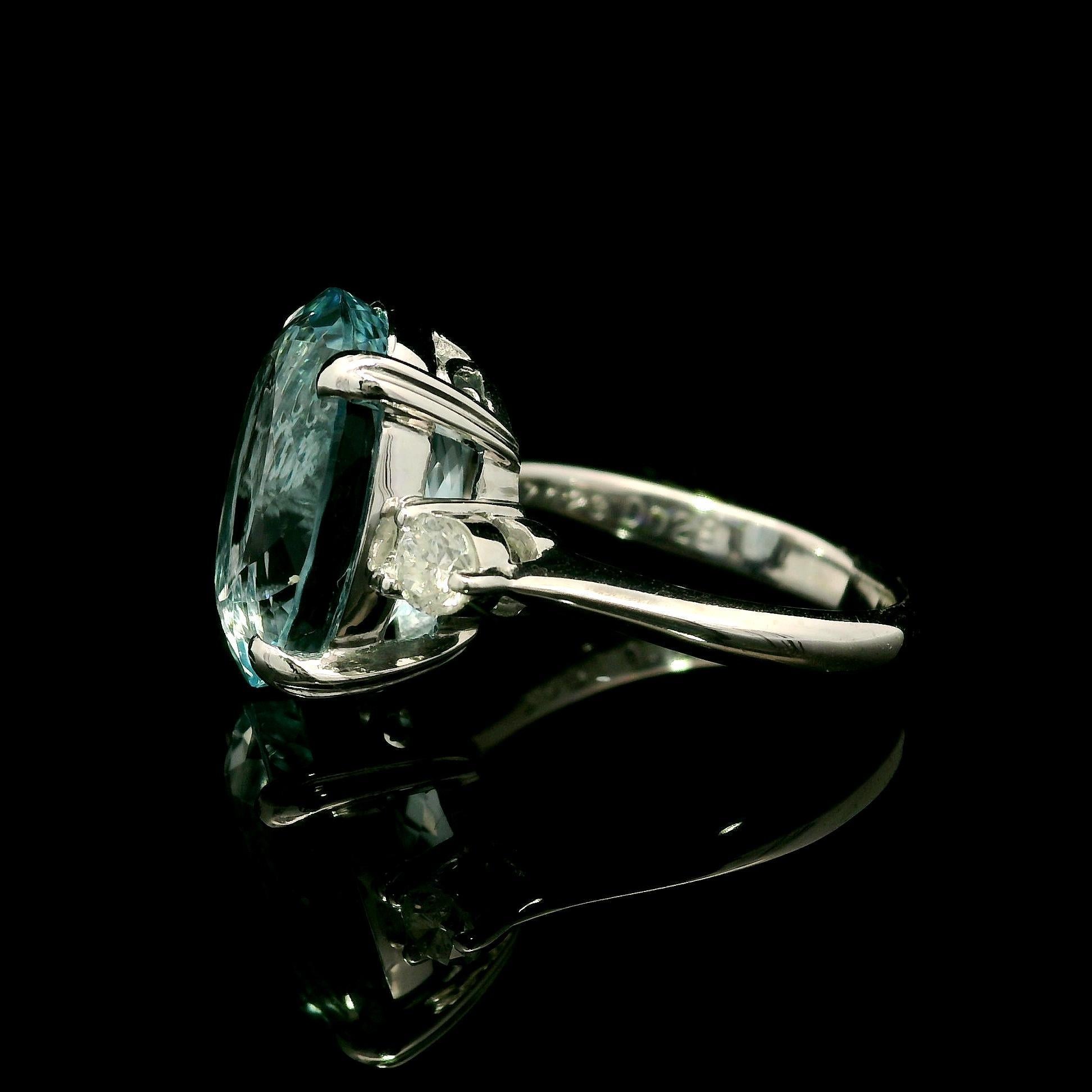 Taglio ovale Anello cocktail classico in platino GIA con acquamarina ovale da 7,3 carati e lati di diamante in vendita