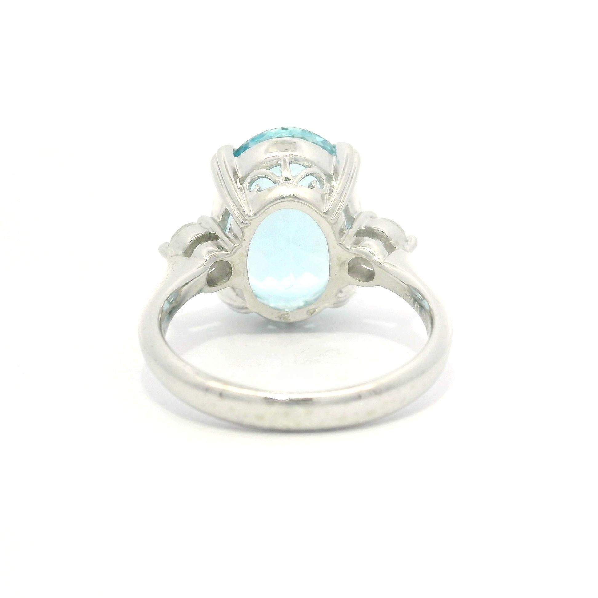 Anello cocktail classico in platino GIA con acquamarina ovale da 7,3 carati e lati di diamante in vendita 1