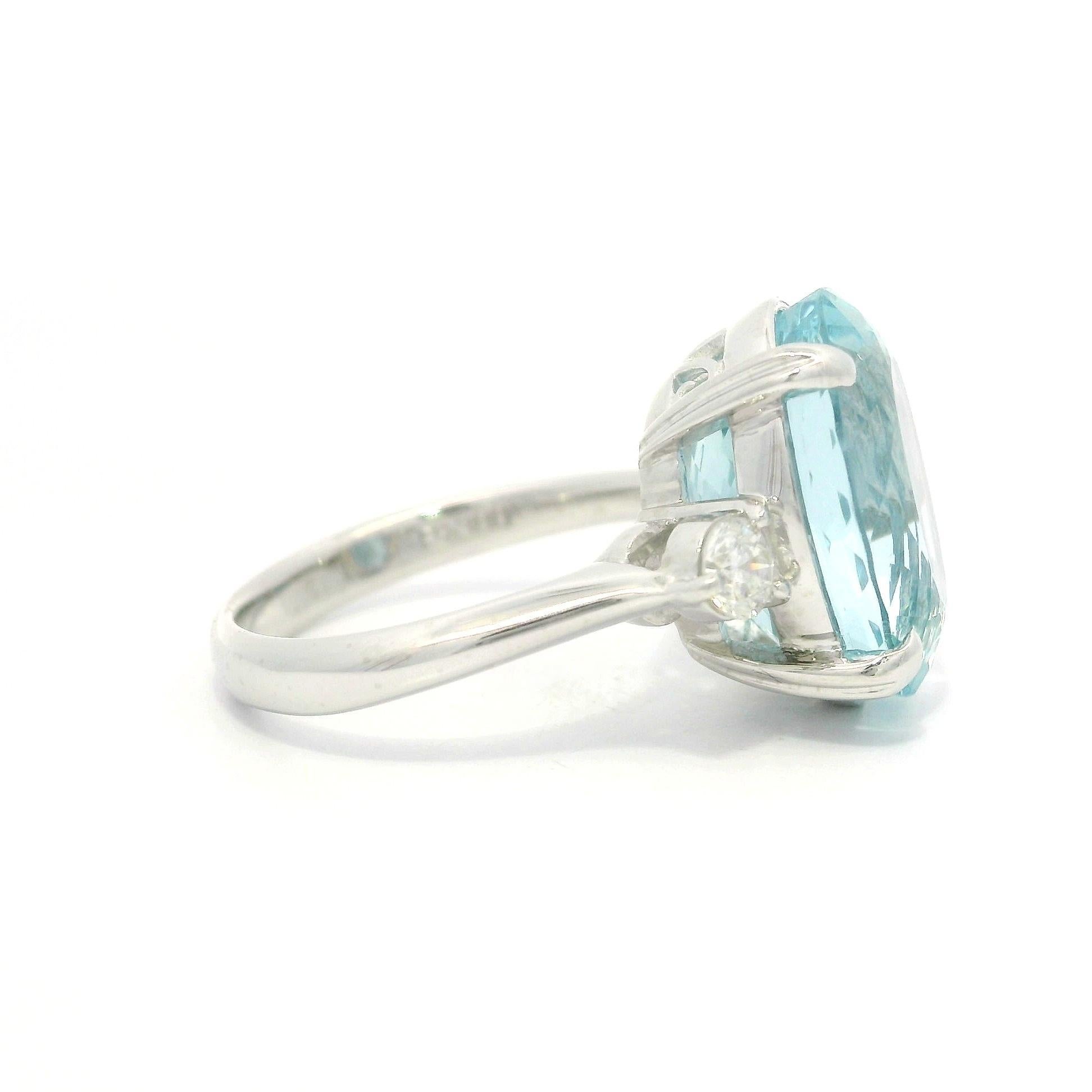 Anello cocktail classico in platino GIA con acquamarina ovale da 7,3 carati e lati di diamante in vendita 2