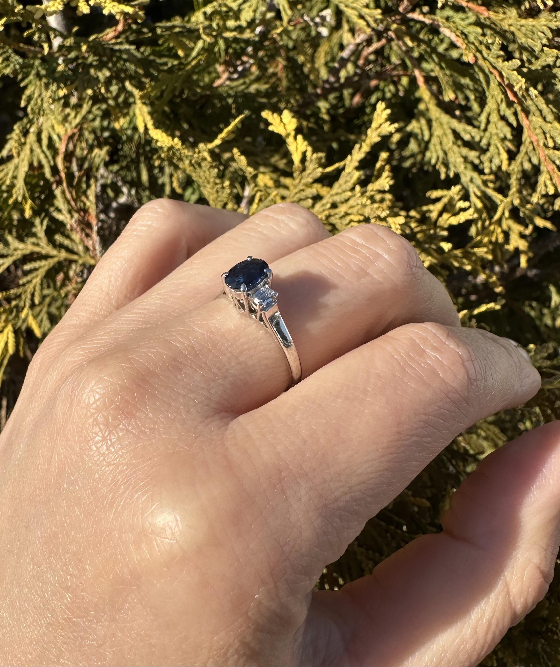 --Pietre: --
(1) Zaffiri naturali autentici - taglio ovale - incastonati - colore blu reale - 6,6x4,8mm - 1,02ctw (esatto)
(2) Diamanti naturali autentici - taglio smeraldo - incastonati - purezza VS1/VS2 - colore F/G - 0,16ctw (esatto)
Peso totale