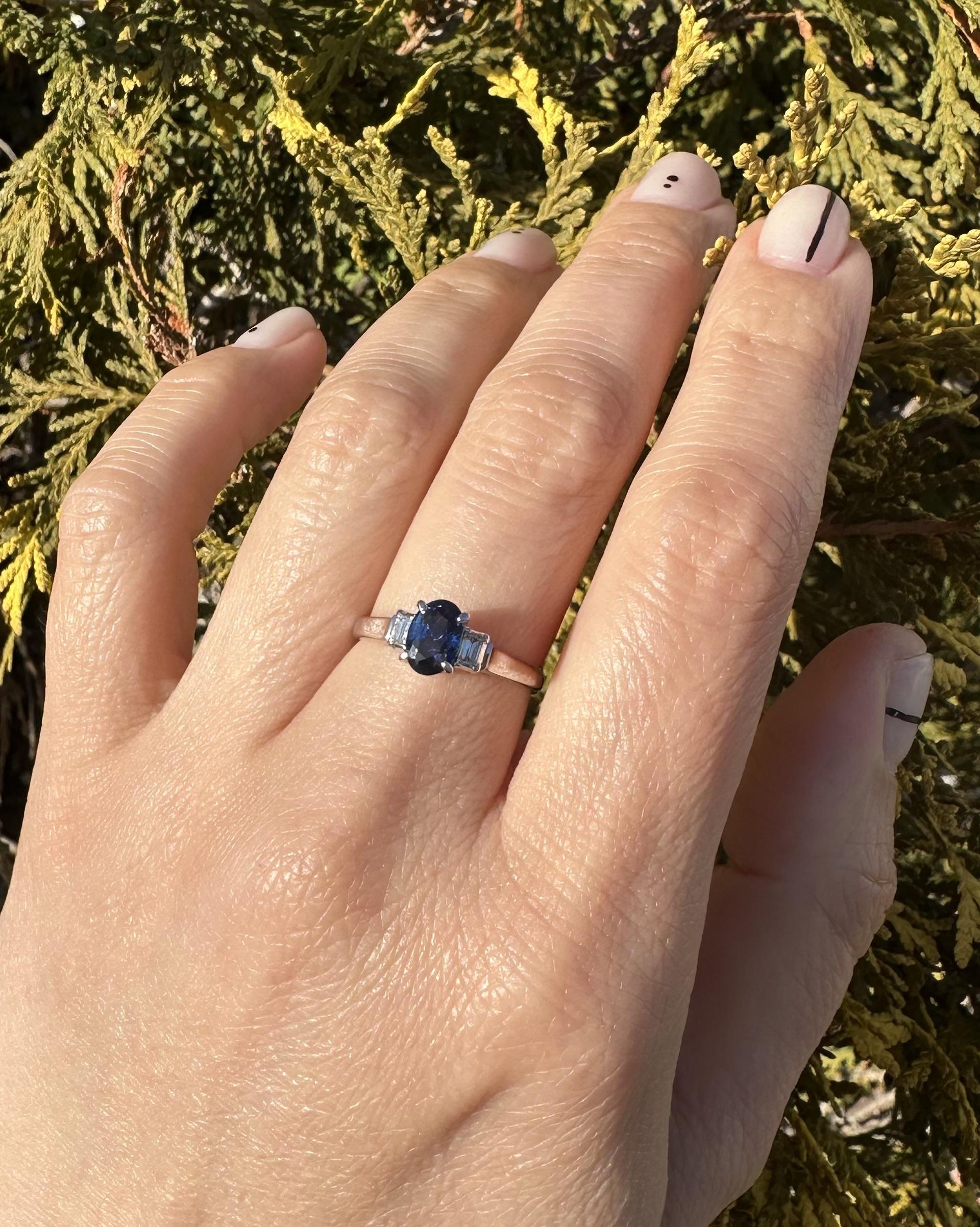 Anello classico in platino di alta qualità con zaffiro blu reale da 1,18 carati e diamanti ai lati in vendita 2