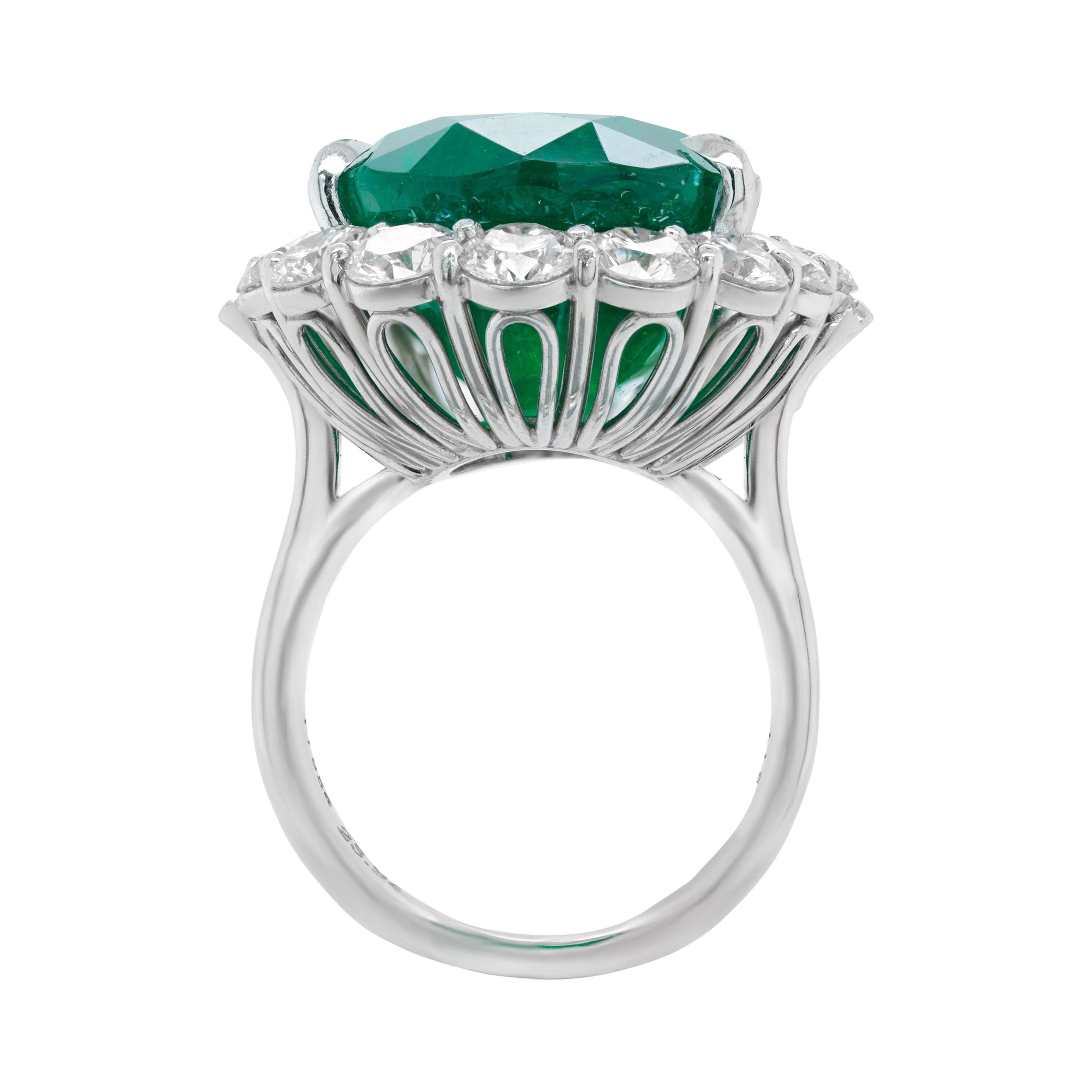 Bague classique en diamant émeraude verte avec au centre une émeraude verte/ovale naturelle certifiée GIA de 23,98 cm, sertie de 4,25 ct de diamants ronds tout autour  en platine.
A&M est un fournisseur de premier plan de bijoux fins de qualité
