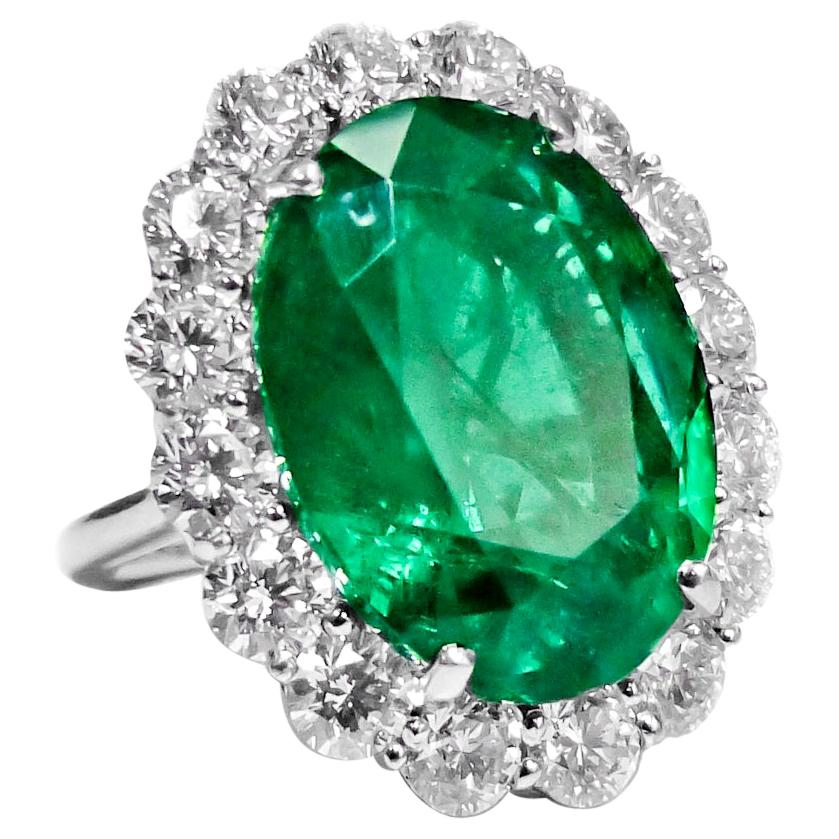 Classic Platinum Ring with Green Emerald & Round Diamonds For Sale