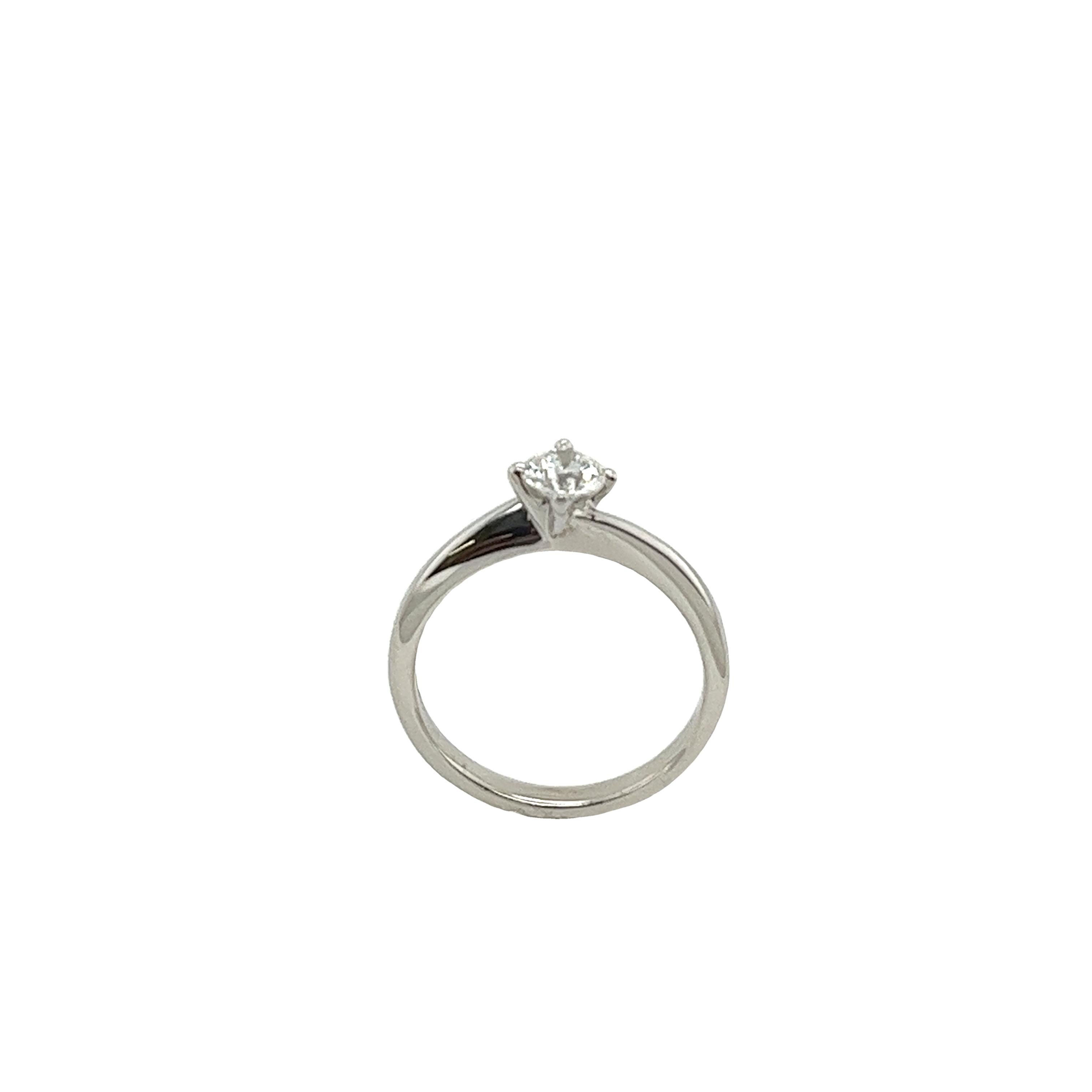 Classic Platinum Solitaire Round Diamond Engagement Ring 0.41ct F/VS1 IGI In Excellent Condition For Sale In London, GB