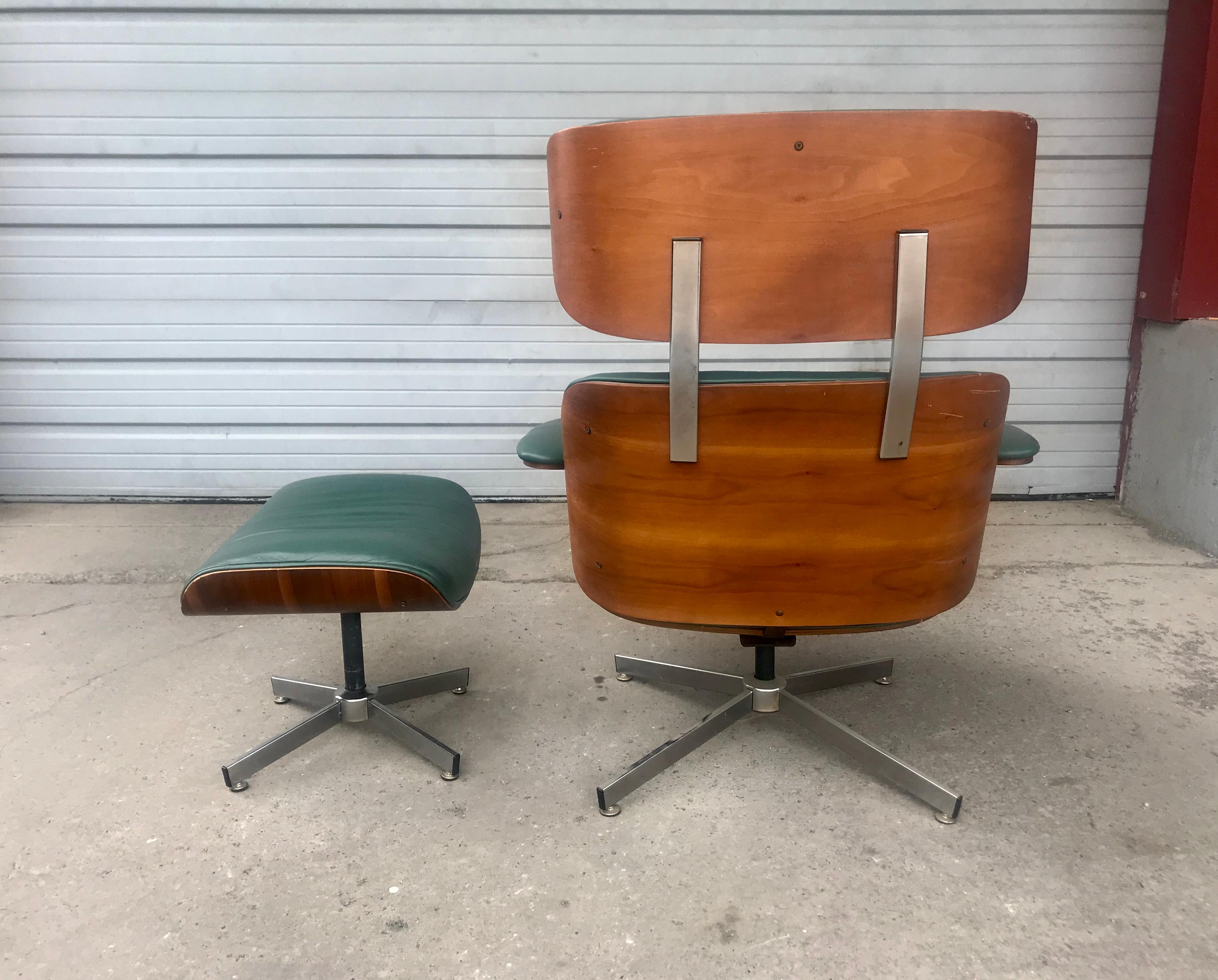 Classic Mid-Century Modern Eames style, plywood and leather lounge chair and ottoman, designed by George Mulhauser for Plycraft, recently reupholstered in a stunning green spinnybeck leather, plywood walnut shell in nice original condition.
