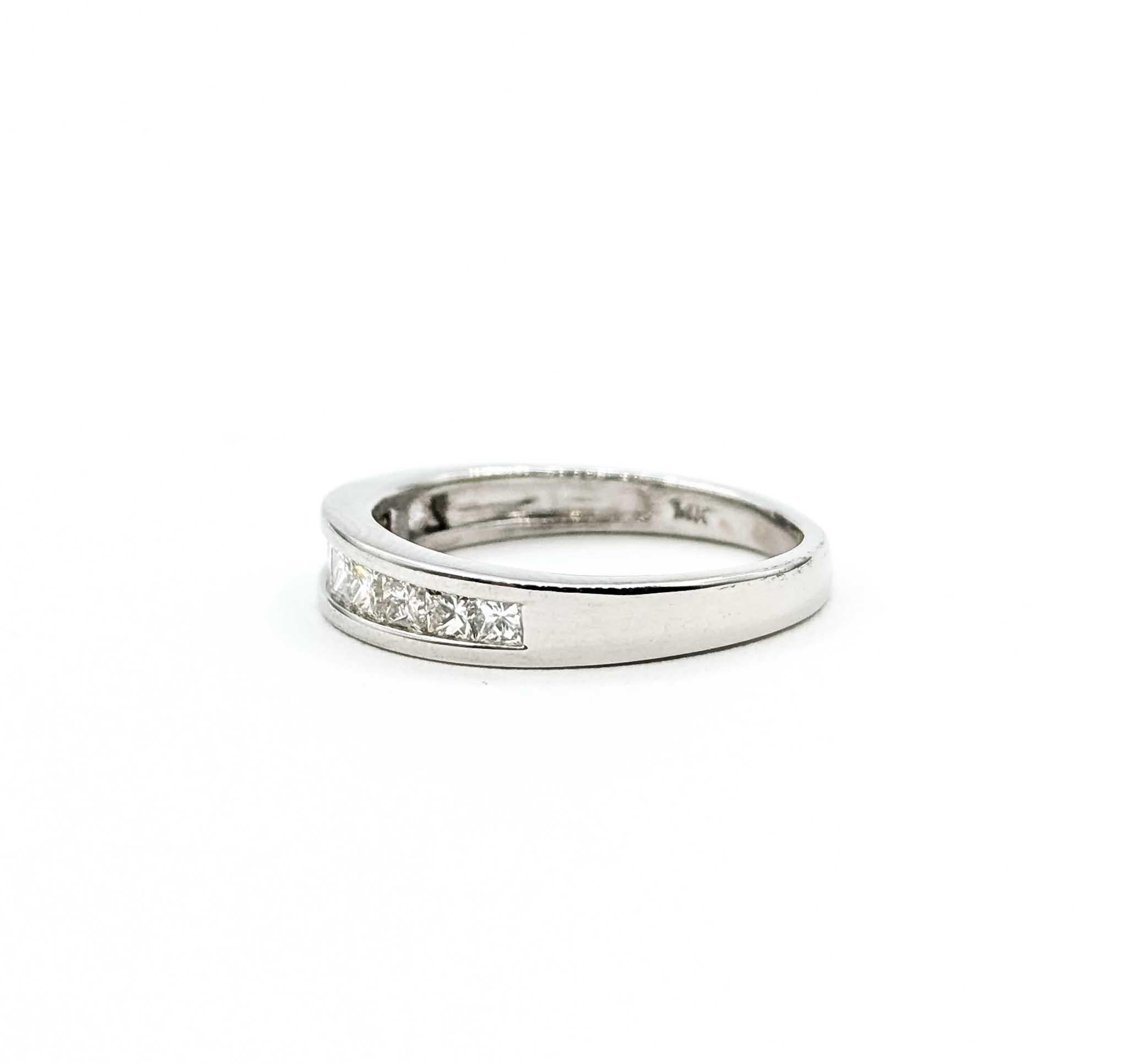 Célébrez l'amour éternel avec cette élégante alliance en or blanc 14 carats, sertie de diamants de taille princesse d'un poids total de 0,35 carats. Le design/One garantit une apparence sûre et sans faille, symbolisant l'unité et la force dans le