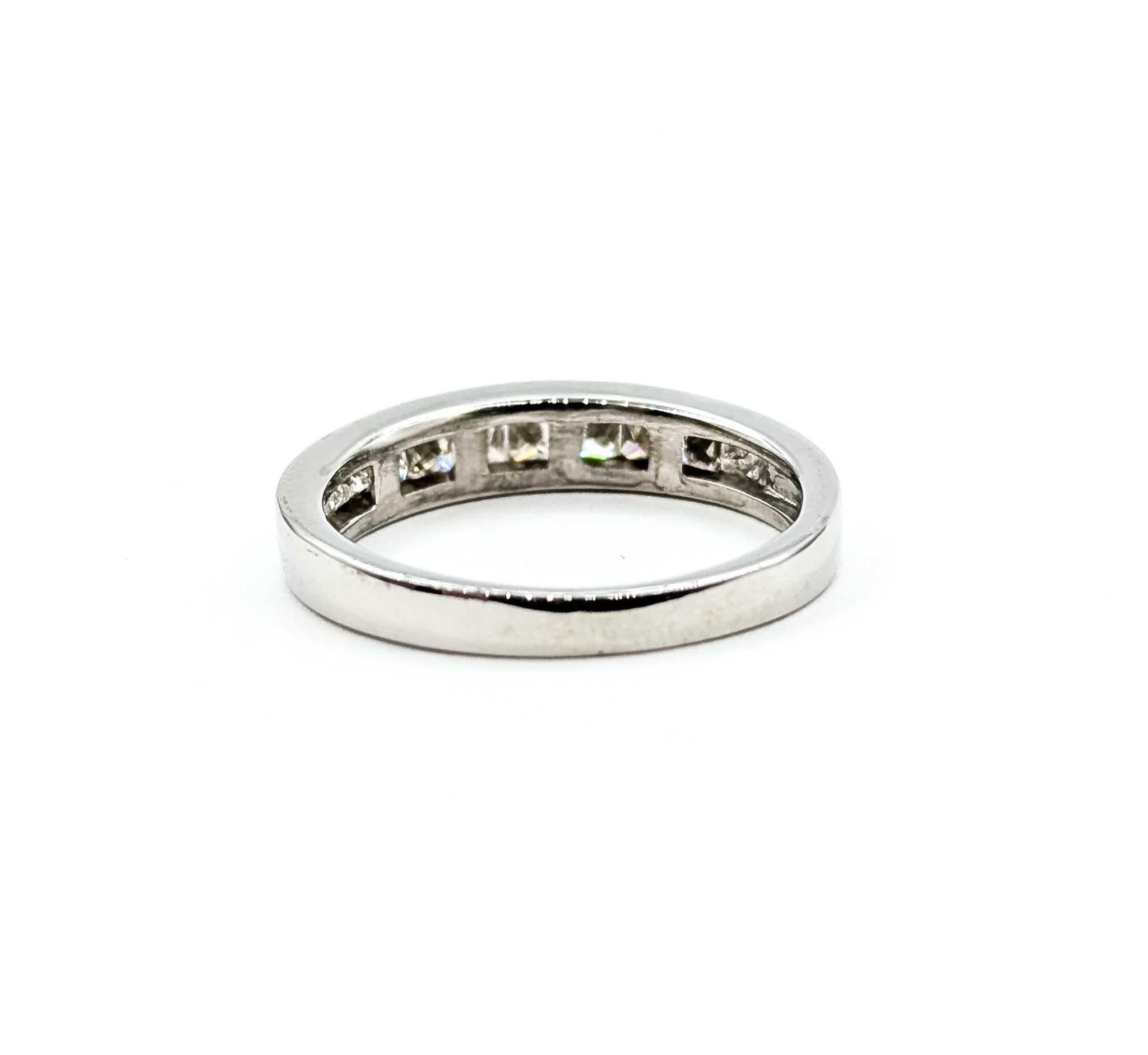 Bandeau classique en or blanc 14k avec diamant princesse Pour femmes en vente