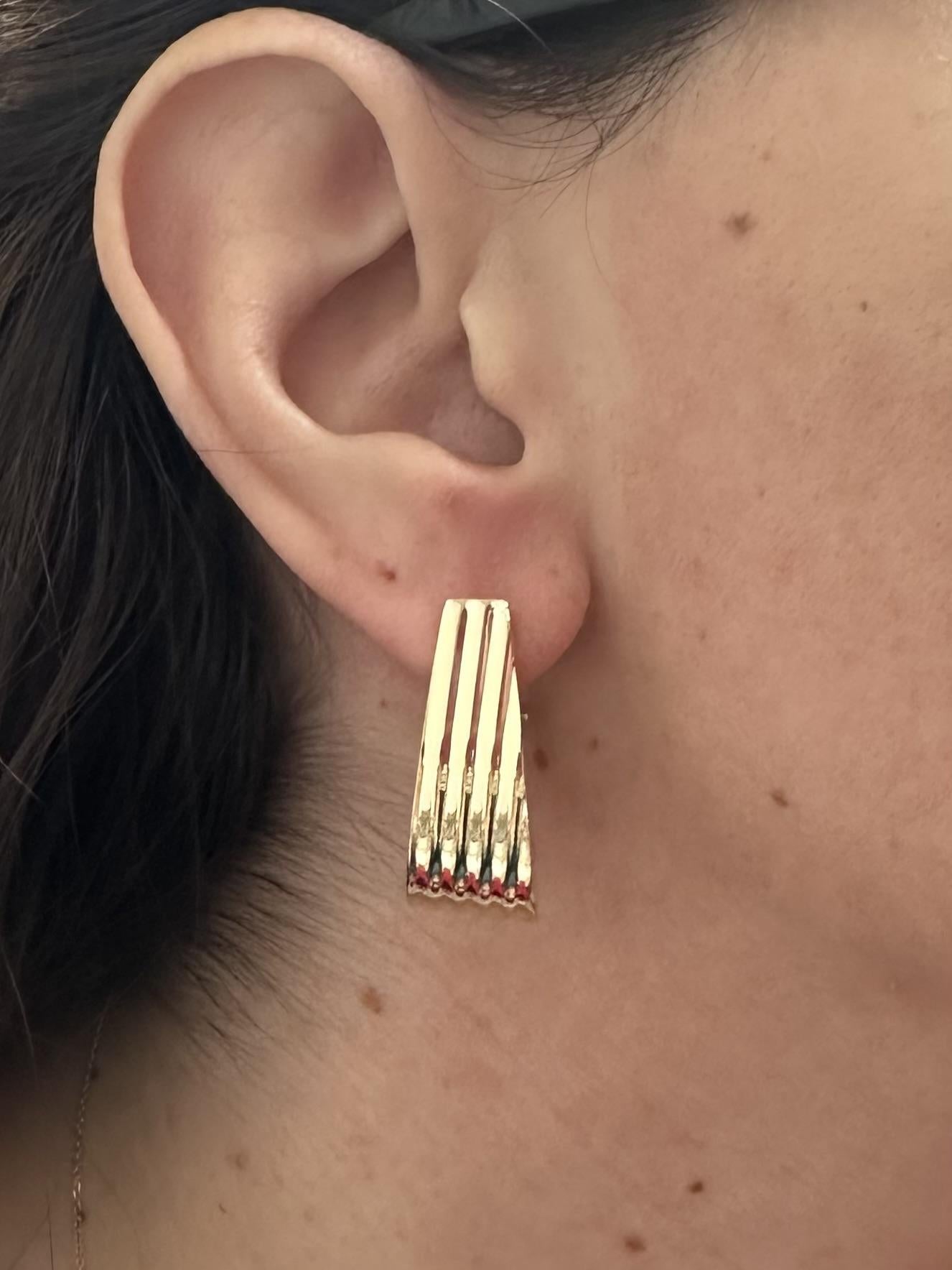 Orecchini classici a soffietto in oro giallo 14k con scanalatura lucida in vendita 7