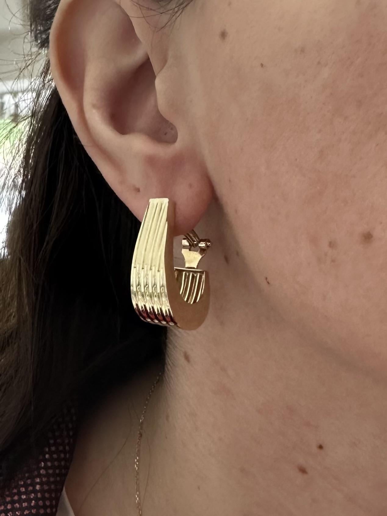 Orecchini classici a soffietto in oro giallo 14k con scanalatura lucida in vendita 8