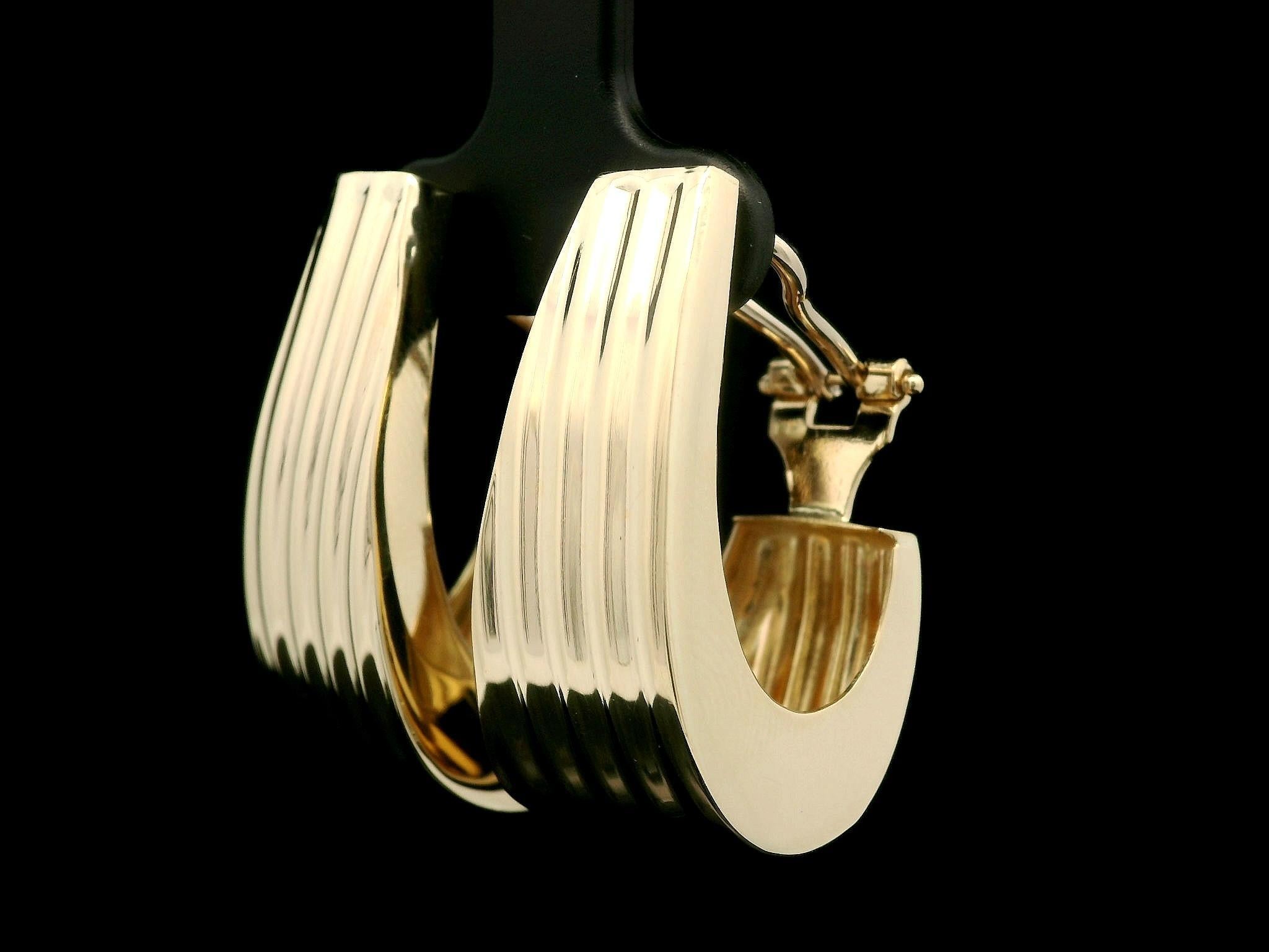 Orecchini classici a soffietto in oro giallo 14k con scanalatura lucida in vendita 1