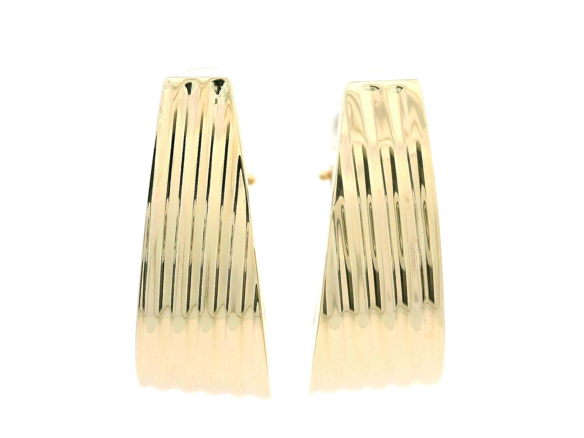 Orecchini classici a soffietto in oro giallo 14k con scanalatura lucida in vendita 2