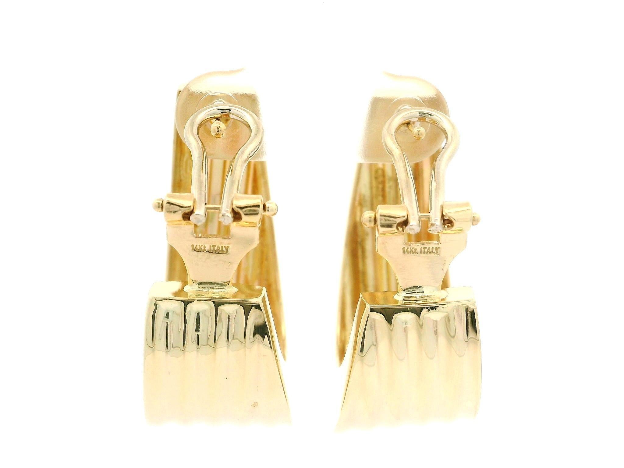 Orecchini classici a soffietto in oro giallo 14k con scanalatura lucida in vendita 4