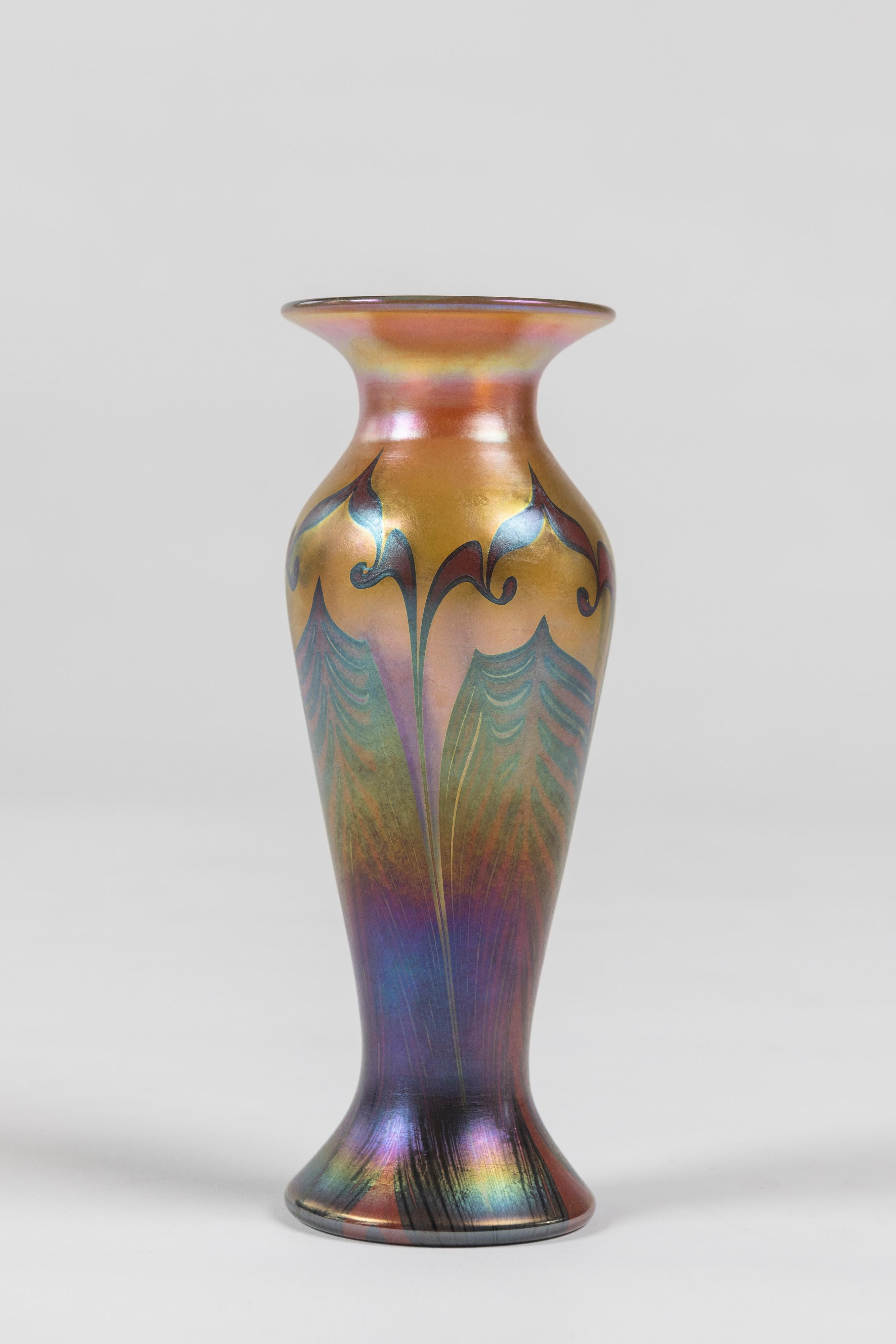 Art nouveau Vase en verre d'art classique à plumes tirées,  Les studios Lundberg de Californie, signés  en vente