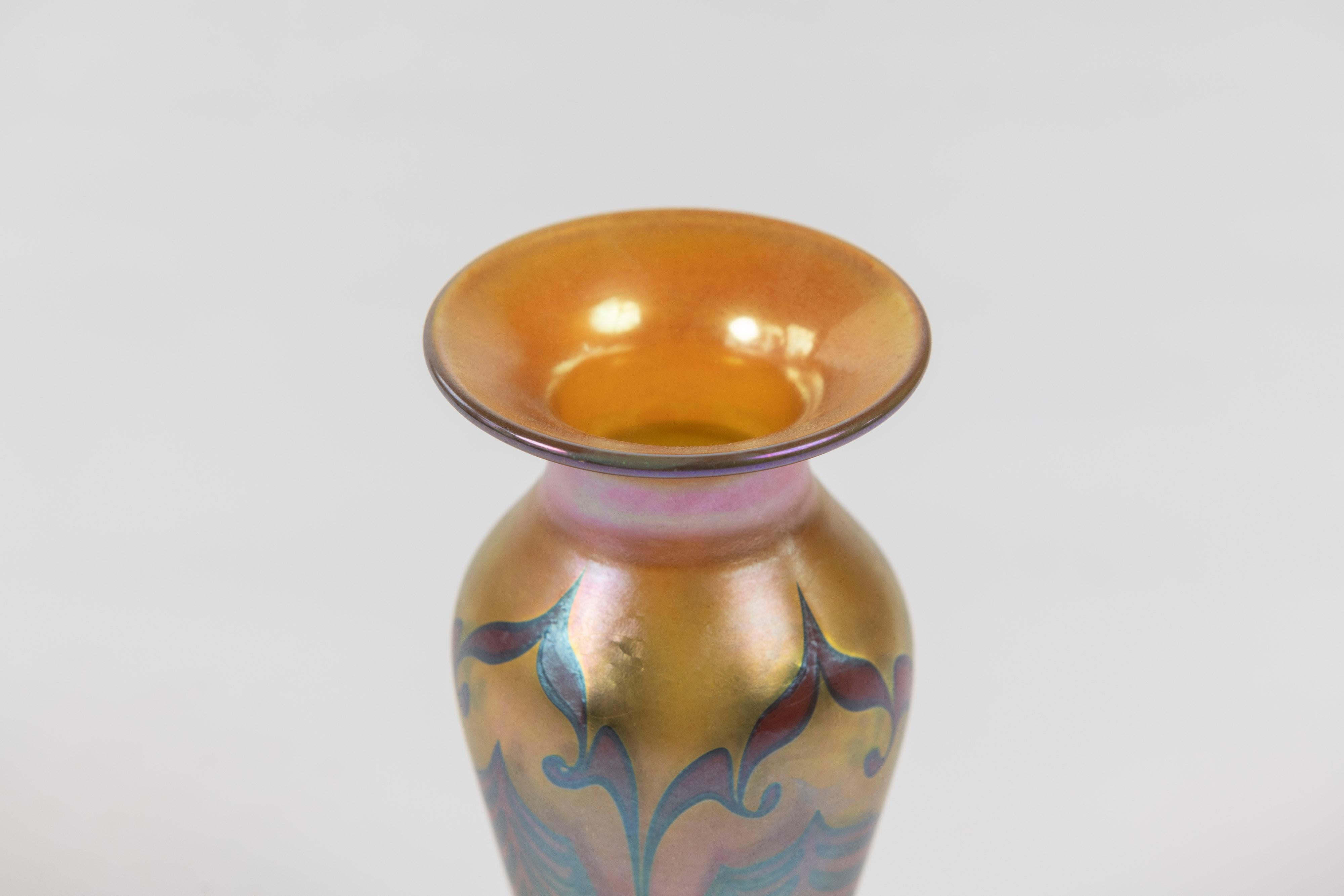 Américain Vase en verre d'art classique à plumes tirées,  Les studios Lundberg de Californie, signés  en vente