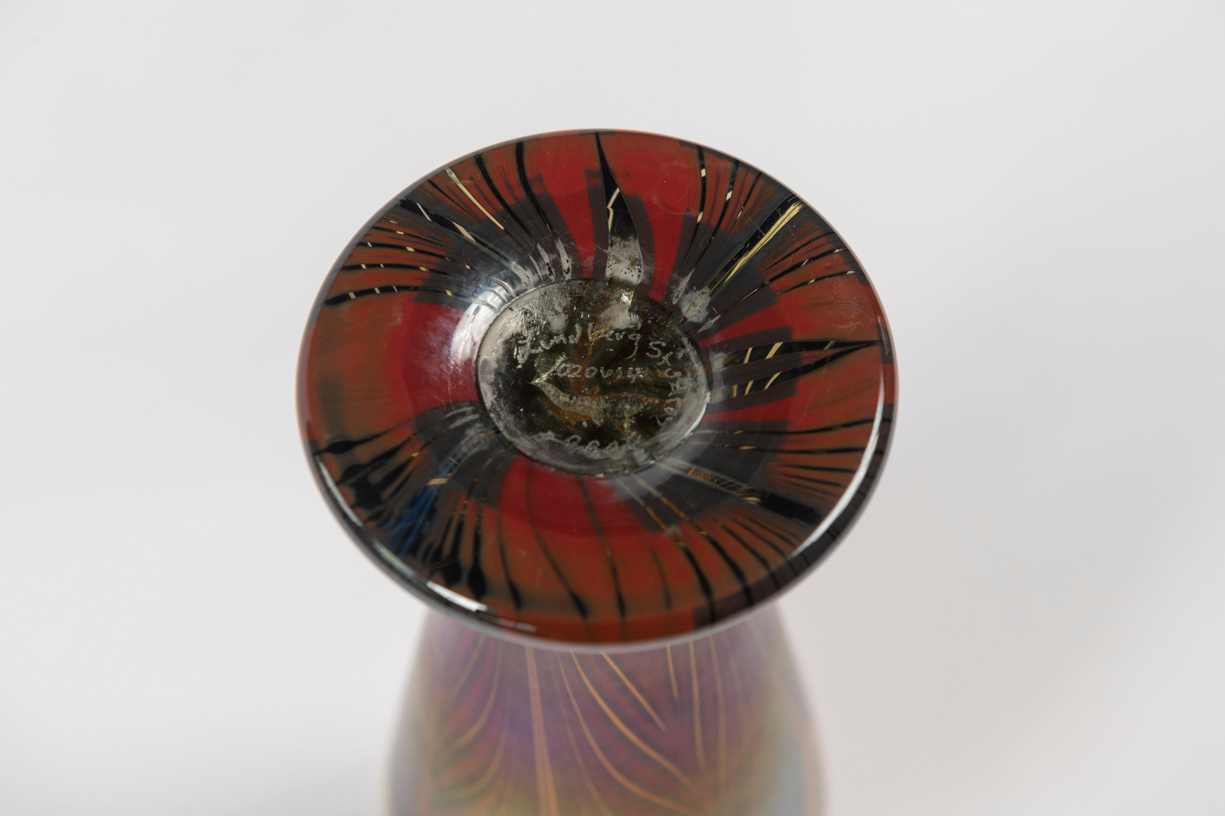 Classic Pulled Feather Art Glass Vase, Lundberg Studios of California, Signed In Good Condition For Sale In San Francisco, CA