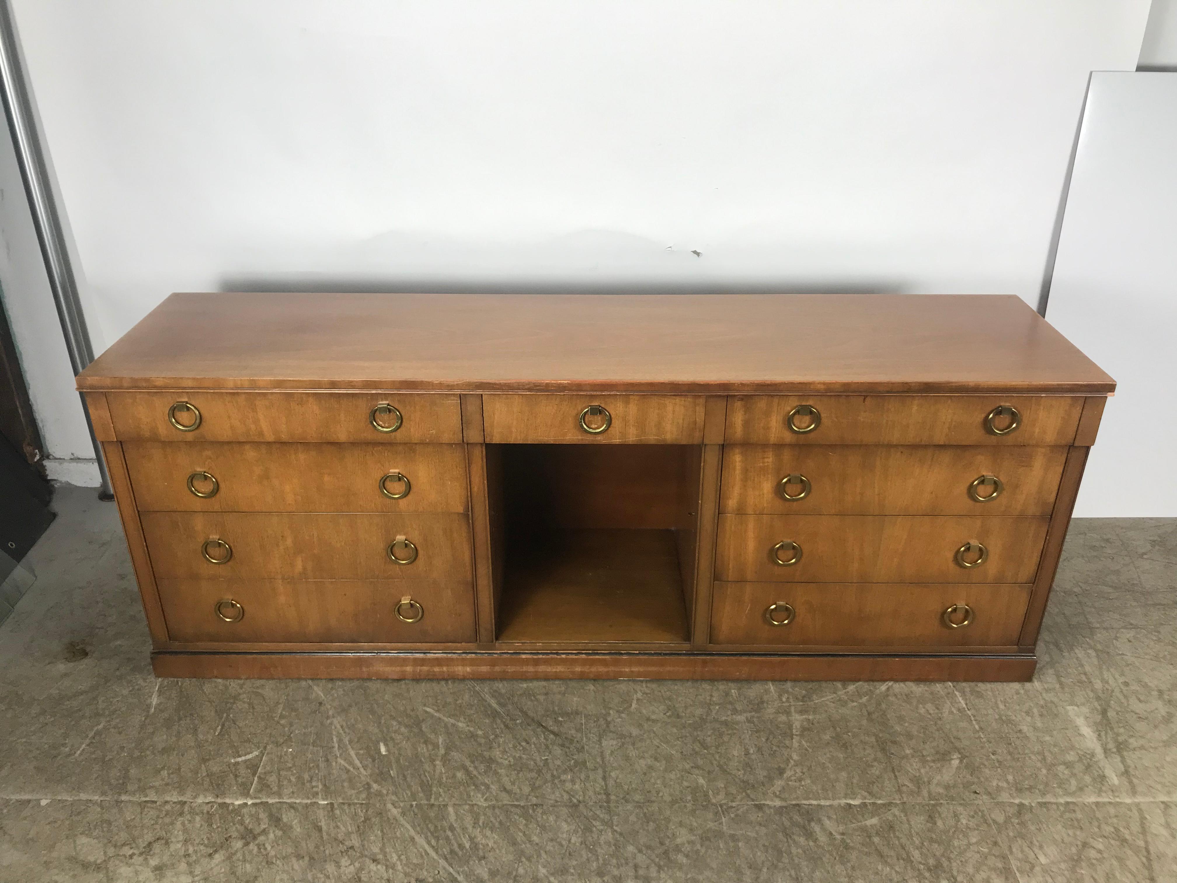 Américain Crédence / buffet à 9 tiroirs de style Régence classique et moderniste, fabriquée par Kittinger en vente