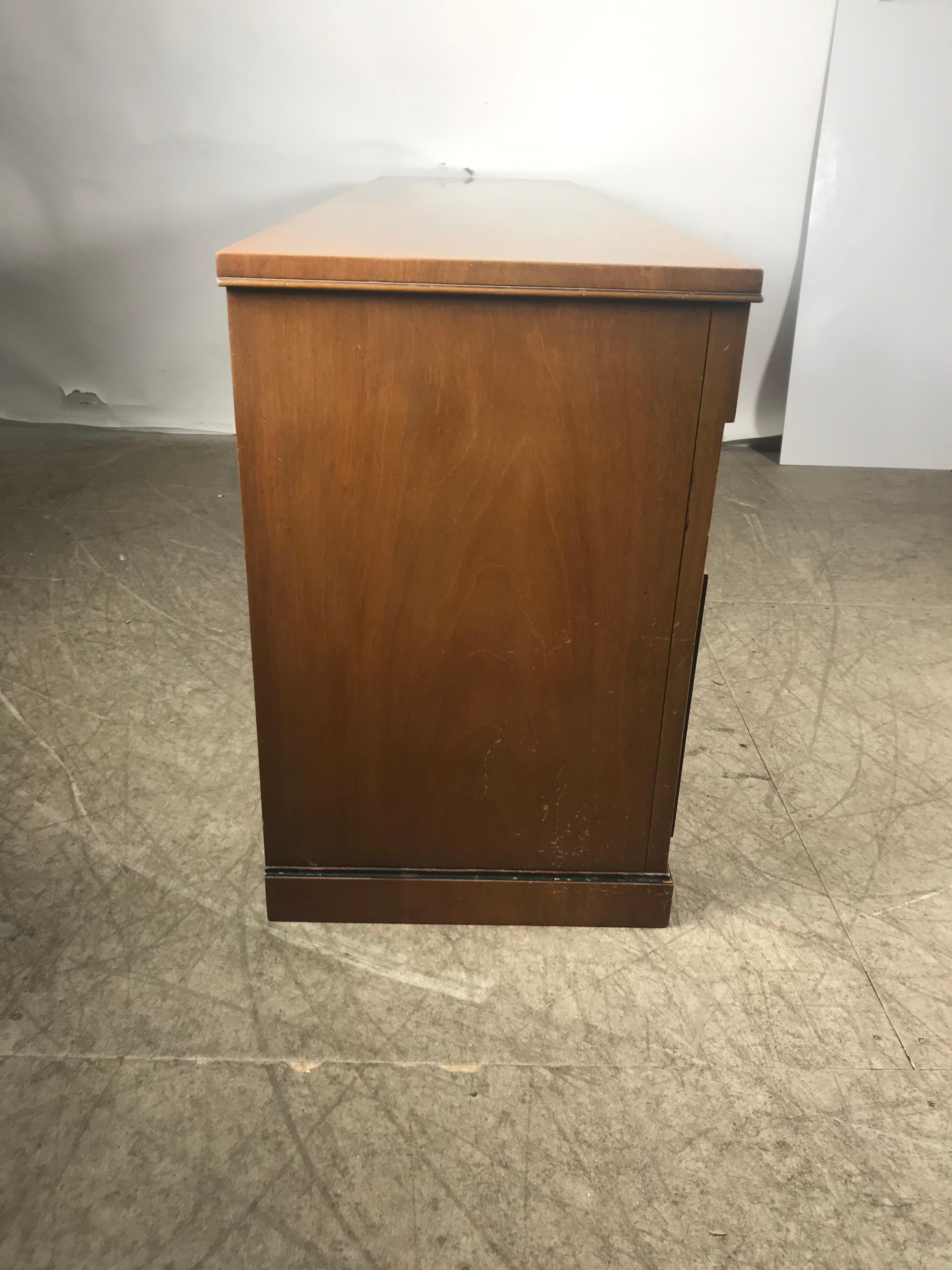 Classic Regency Modernist 9-Drawer Credenza /Sideboard Manufactured by Kittinger In Good Condition In Buffalo, NY