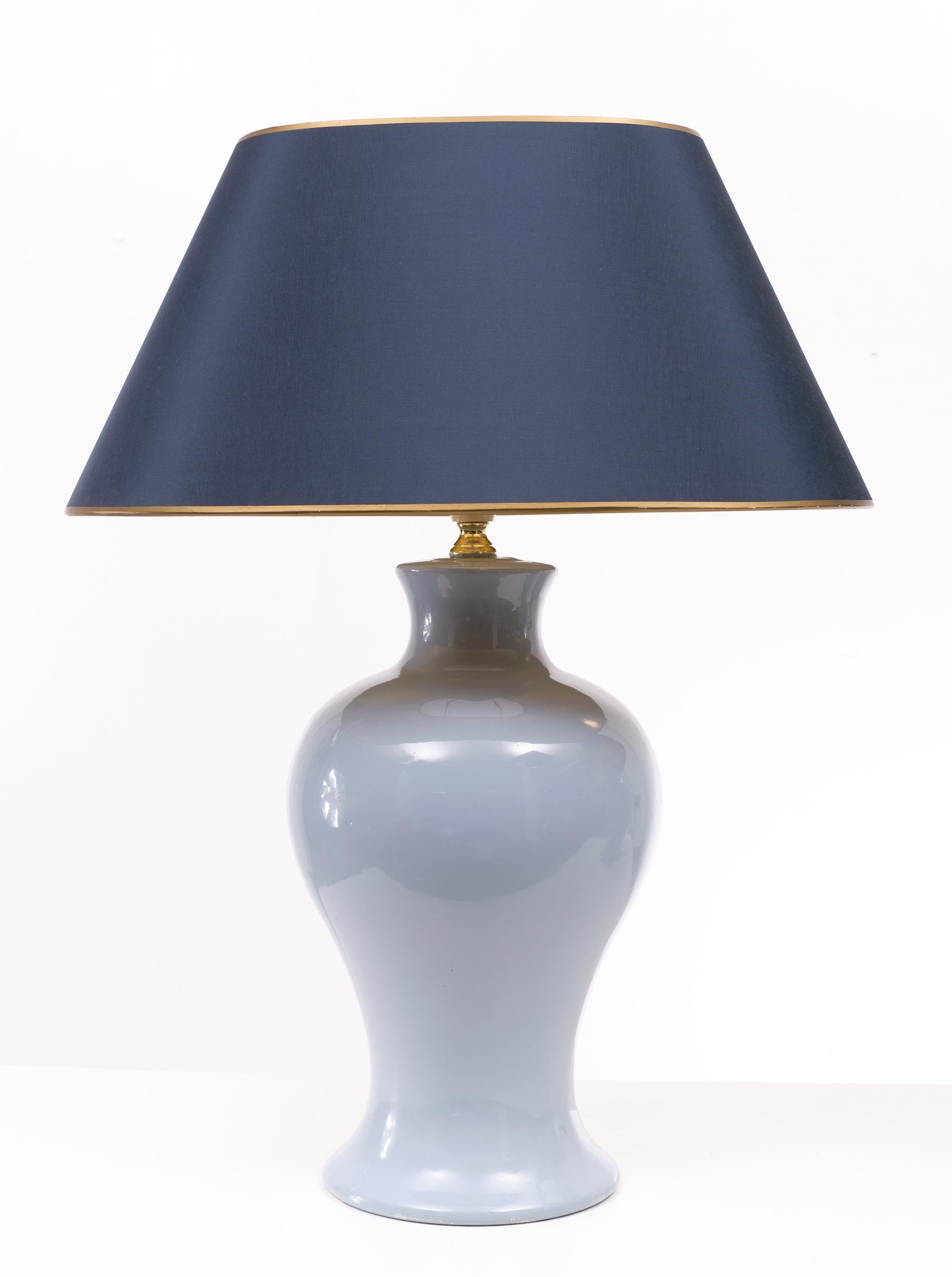 Classic traditional table lamps, comes in a beathiful light blue color.
Complete with Silk oval shaped shades with Gold interior.
One large E27 bulb needed. 1970s France.