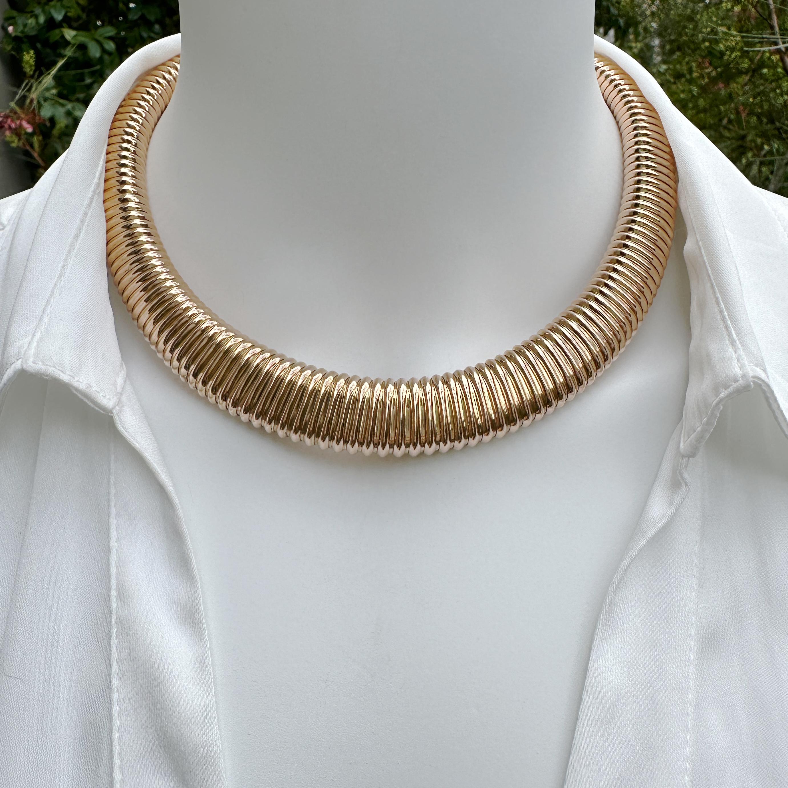 Classic Retro Era Italian Tubogas Collar Necklace in 18K Gold In Excellent Condition In Sherman Oaks, CA