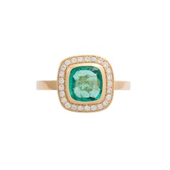 Classic Ring with Fine Emerald