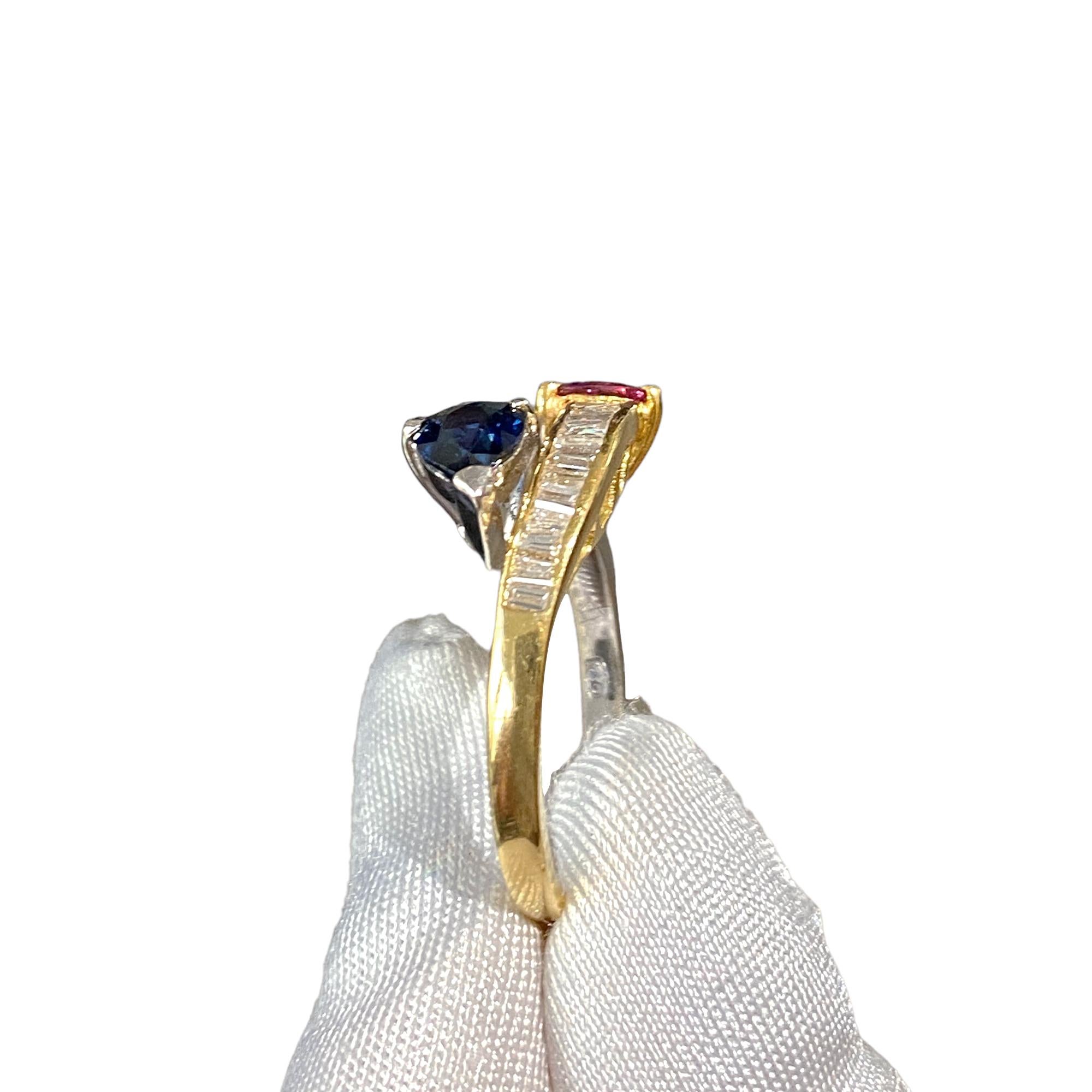 Classic Ring with Natural Ruby, Sapphire and Natural Diamonds, 18kt Bicolor Gold In Good Condition For Sale In Vicenza, VI
