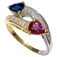 Anello classico con rubino naturale, zaffiro e diamanti naturali, oro bicolore 18 carati