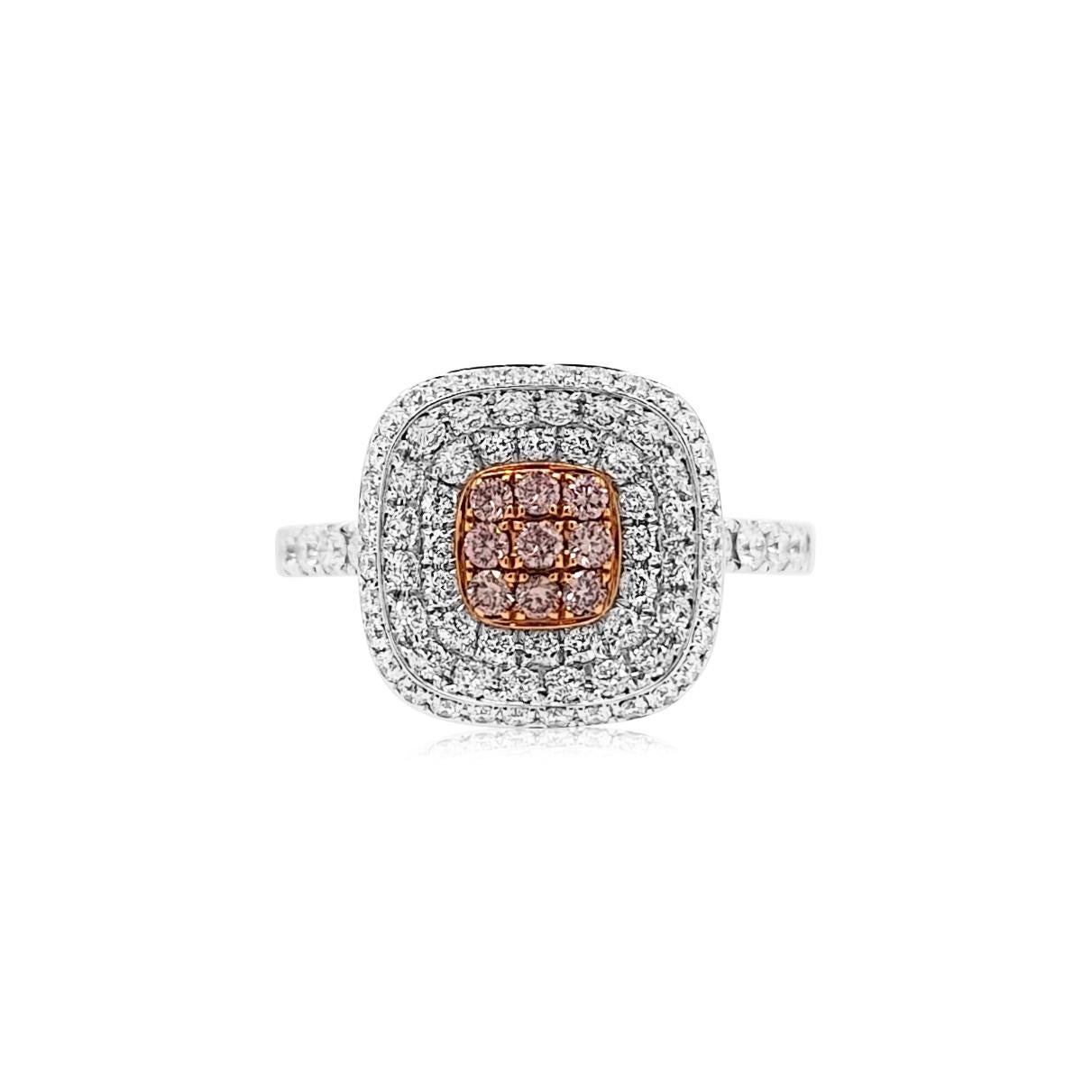 Der Ring ist mit seltenen rosa und weißen Diamanten besetzt. Sein klassisches Design sorgt dafür, dass er ein Leben lang ein geschätztes Stück bleibt, während sein atemberaubender Glanz die Tiefe Ihrer Zuneigung widerspiegelt. 

- Rosa Diamanten -