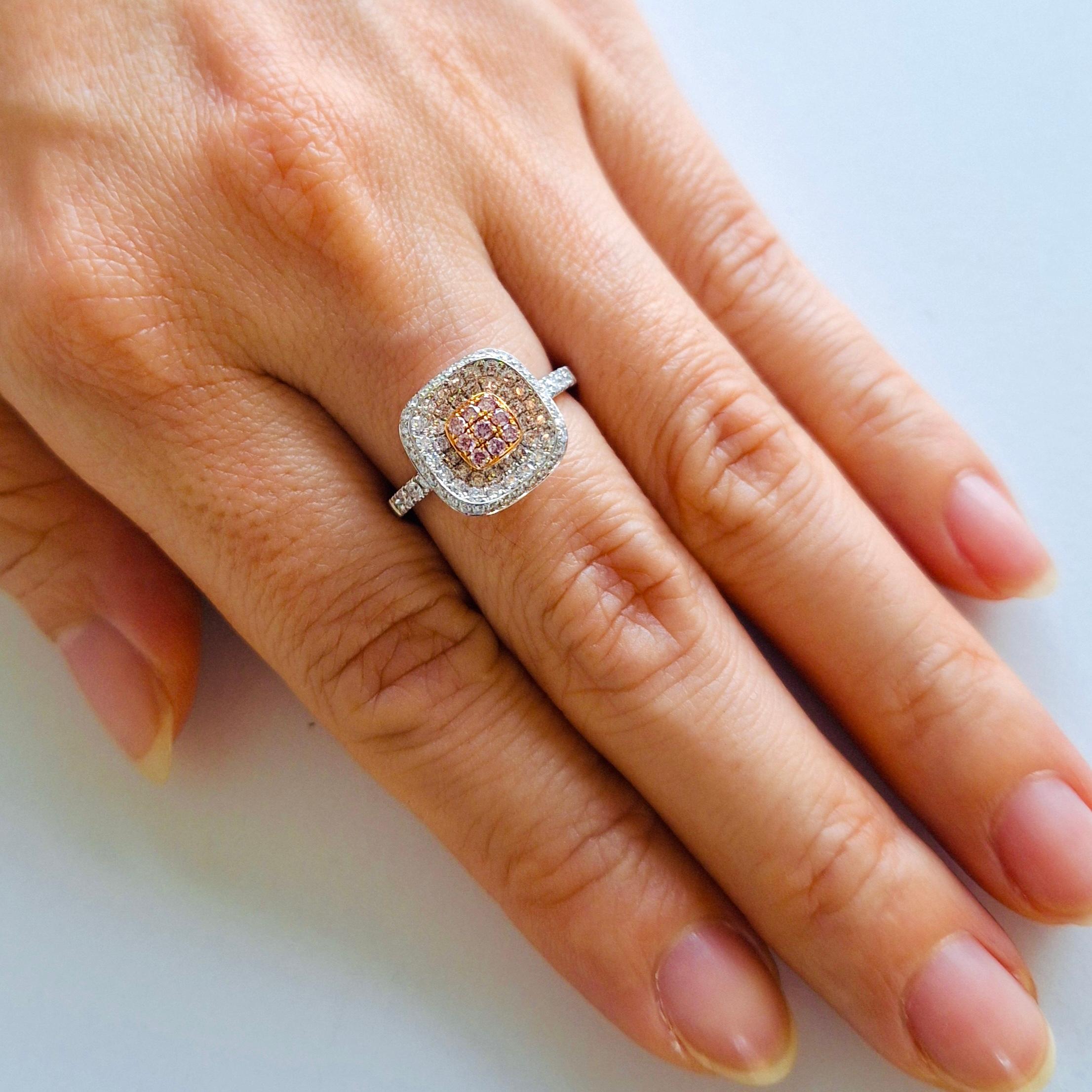Bague Classic avec diamants Pink Diamond de taille ronde et diamants blancs, réalisée en platine Neuf - En vente à Hong Kong, HK
