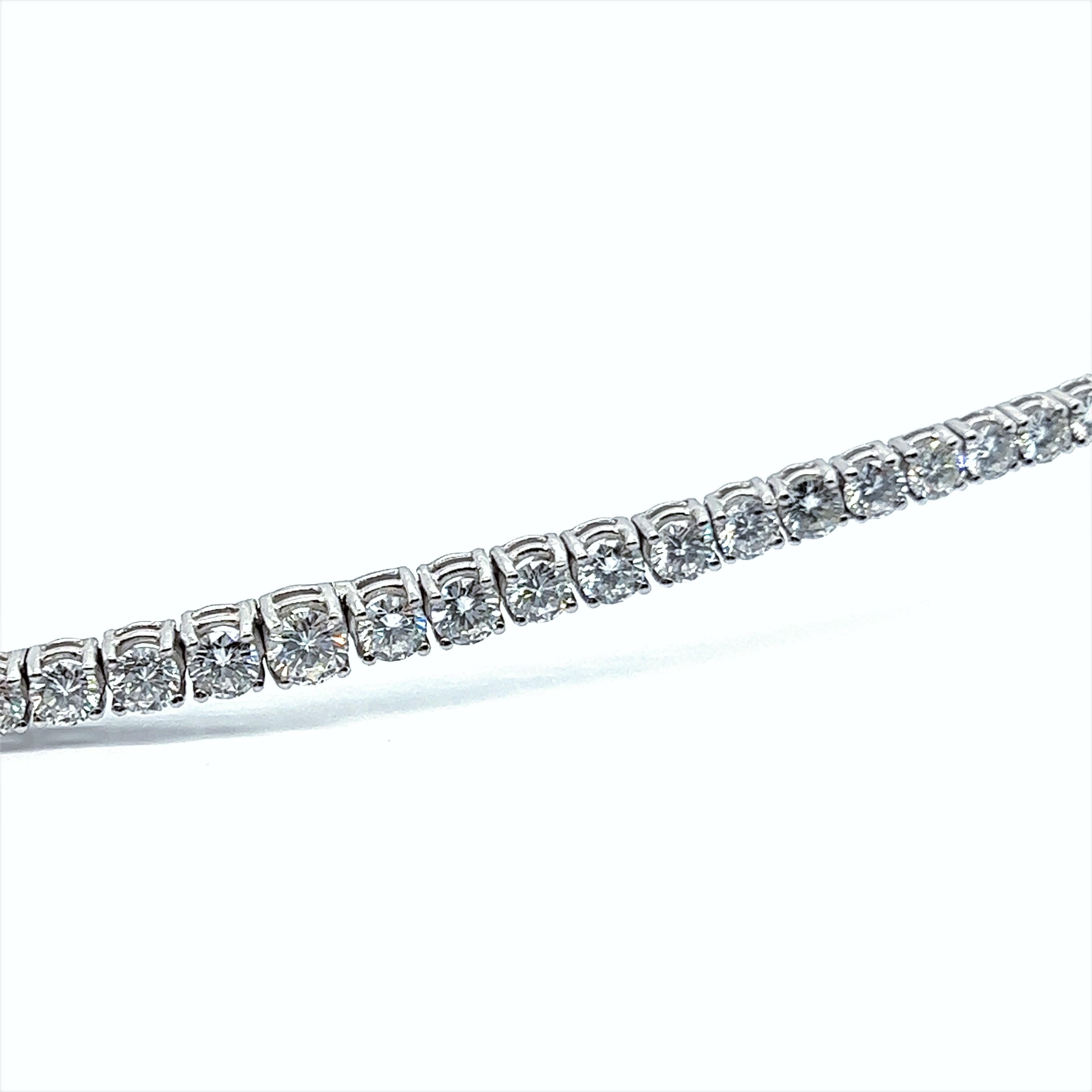 Classic Rivière Diamond Necklace in 18K White Gold by Bucherer For Sale 7