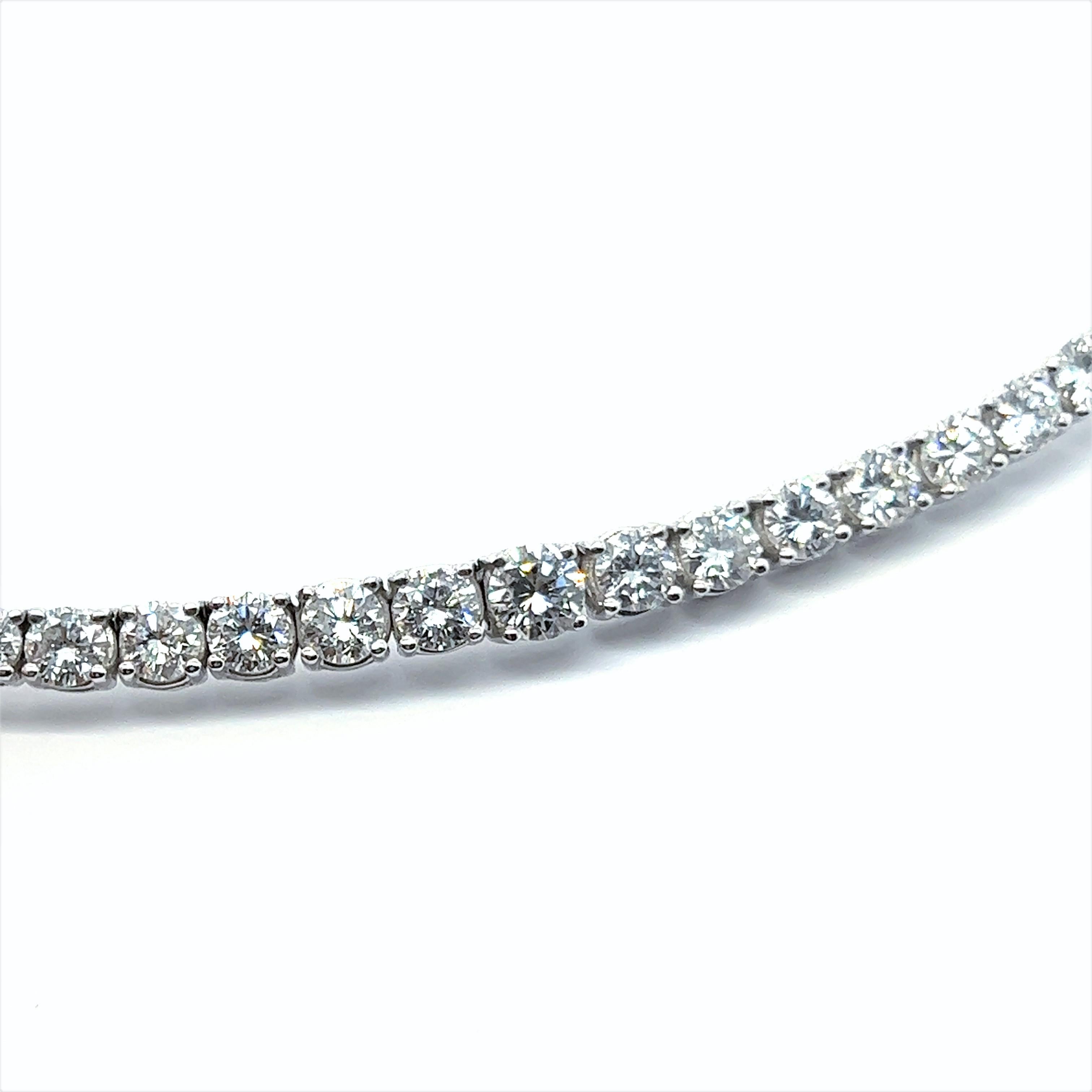 Classic Rivière Diamond Necklace in 18K White Gold by Bucherer In Excellent Condition For Sale In Lucerne, CH