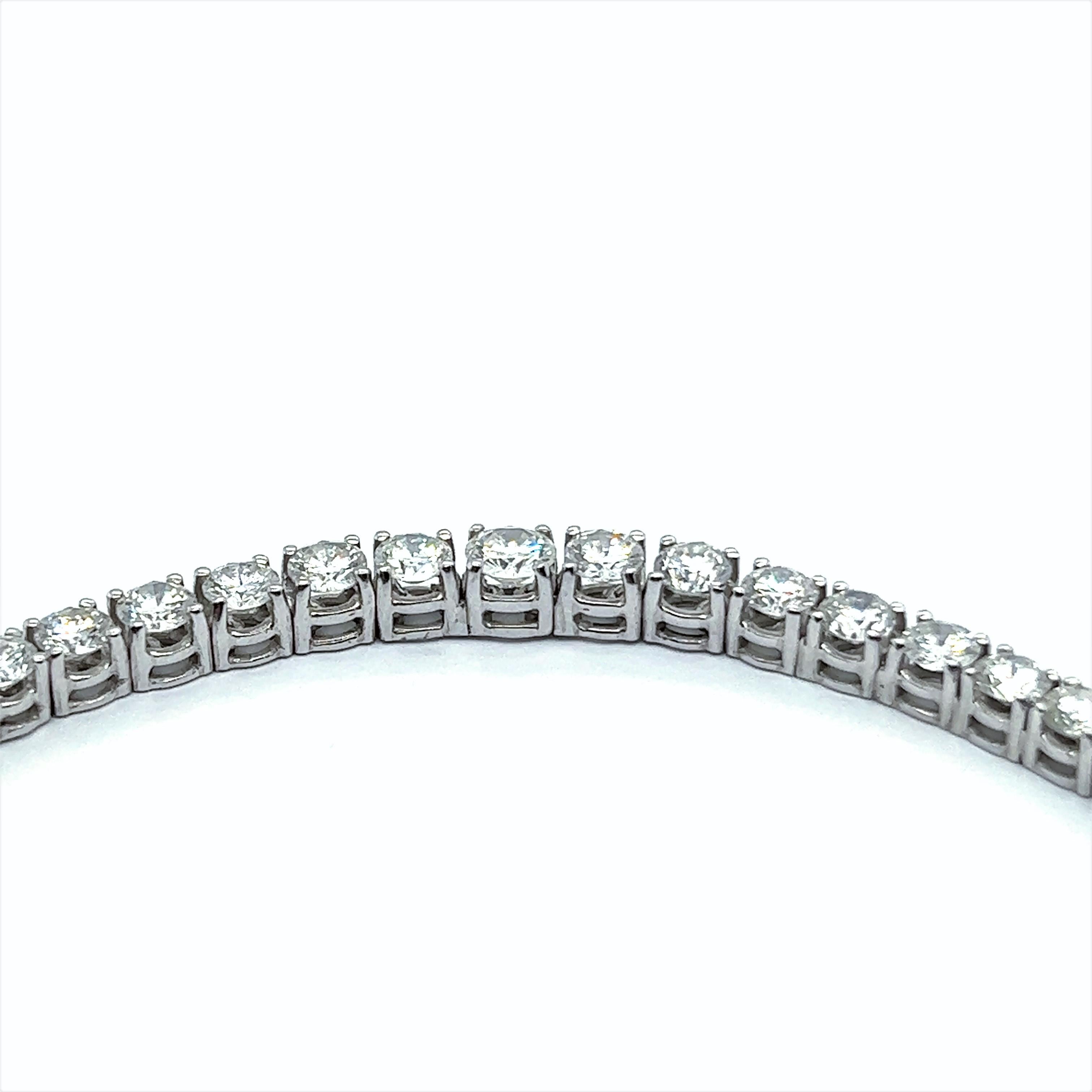 Women's or Men's Classic Rivière Diamond Necklace in 18K White Gold by Bucherer For Sale