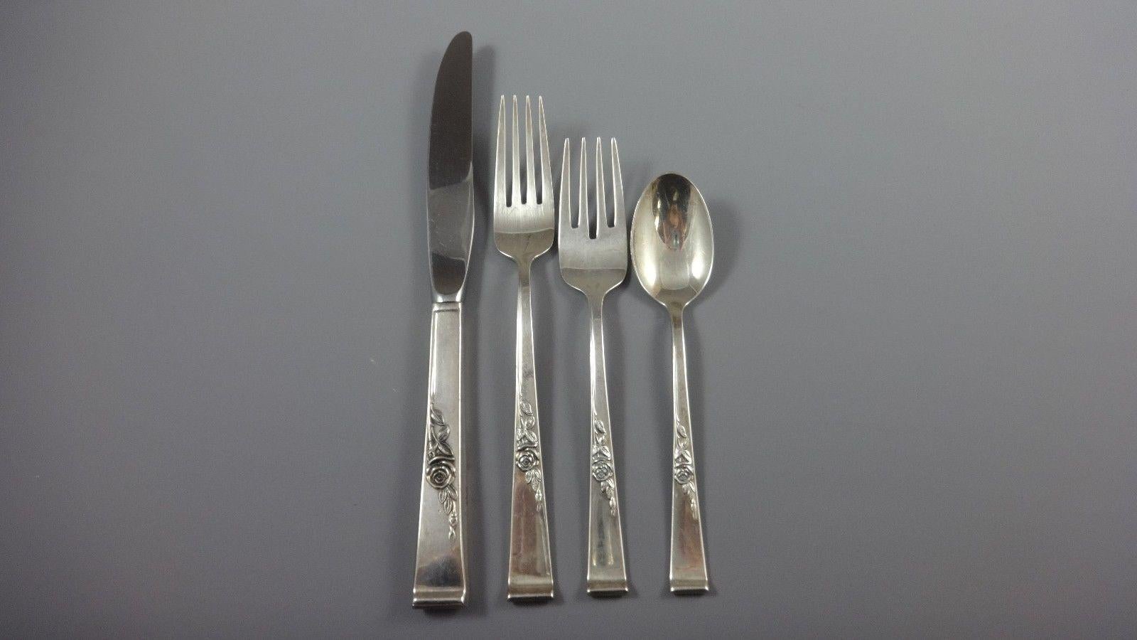 CLASSIC ROSE BY REED & BARTON Service de couverts en argent sterling - 66 pièces. Cet ensemble comprend :


12 COUTEAUX, 9 1/8
