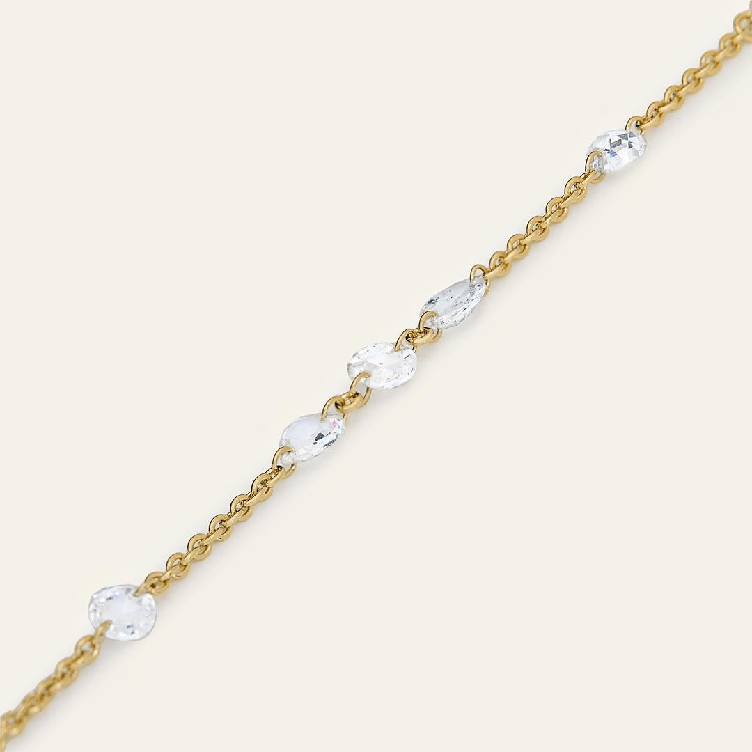 Délicatement fabriquée à la main en or jaune 18 carats, notre chaîne à main en diamant taillé en rose est sertie de 0,71 carats de diamants taillés en rose. Cette chaîne en or jaune ajoute une touche d'éclat au poignet et à la main. Léger (2,28