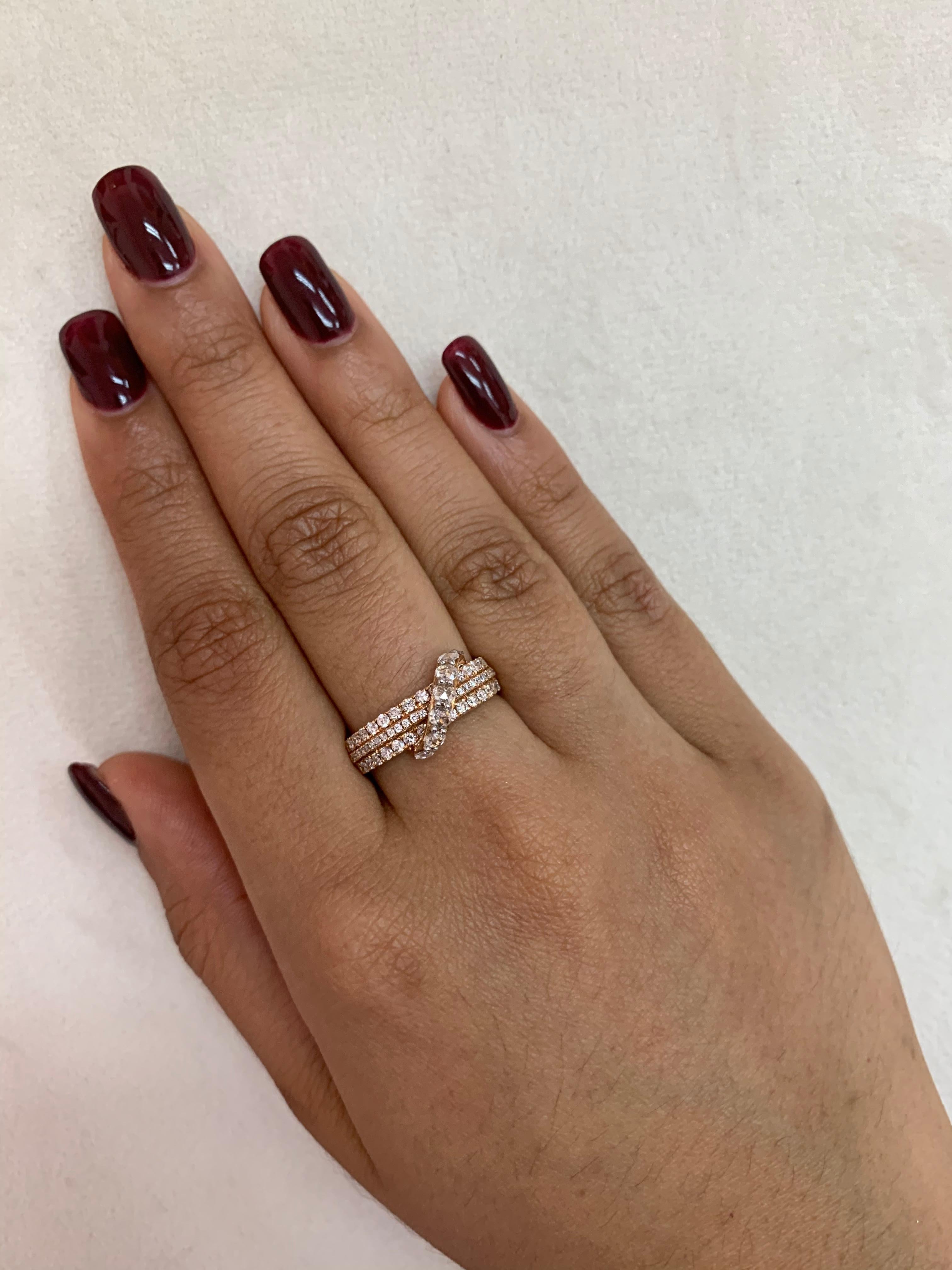 Classico anello con diamante a fascia con un tocco contemporaneo grazie all'utilizzo di una fascia sovrapposta con taglio a rosa. 

Anello con diamante in oro rosa 18 carati.

Diamante: 0,219 carati, taglio rotondo a rosa, 2,5 mm, 6 pezzi.