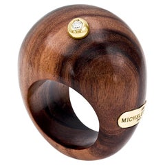 Anillo Clásico de Palo de Rosa con Oro Amarillo de 18 K y Diamante Blanco