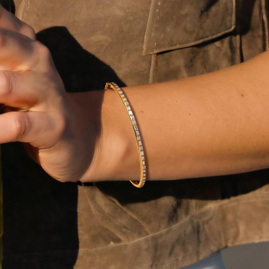 Esta impresionante pulsera, elaborada en oro amarillo de 14 quilates, exhibe el brillo de los diamantes naturales de talla completa. Con un peso total de 8,66 gramos y adornada con 24 diamantes que suman 0,55 quilates, esta pieza desprende elegancia