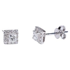 Clous d'oreilles classiques en or blanc 14 carats avec diamants blancs ronds et taille princesse