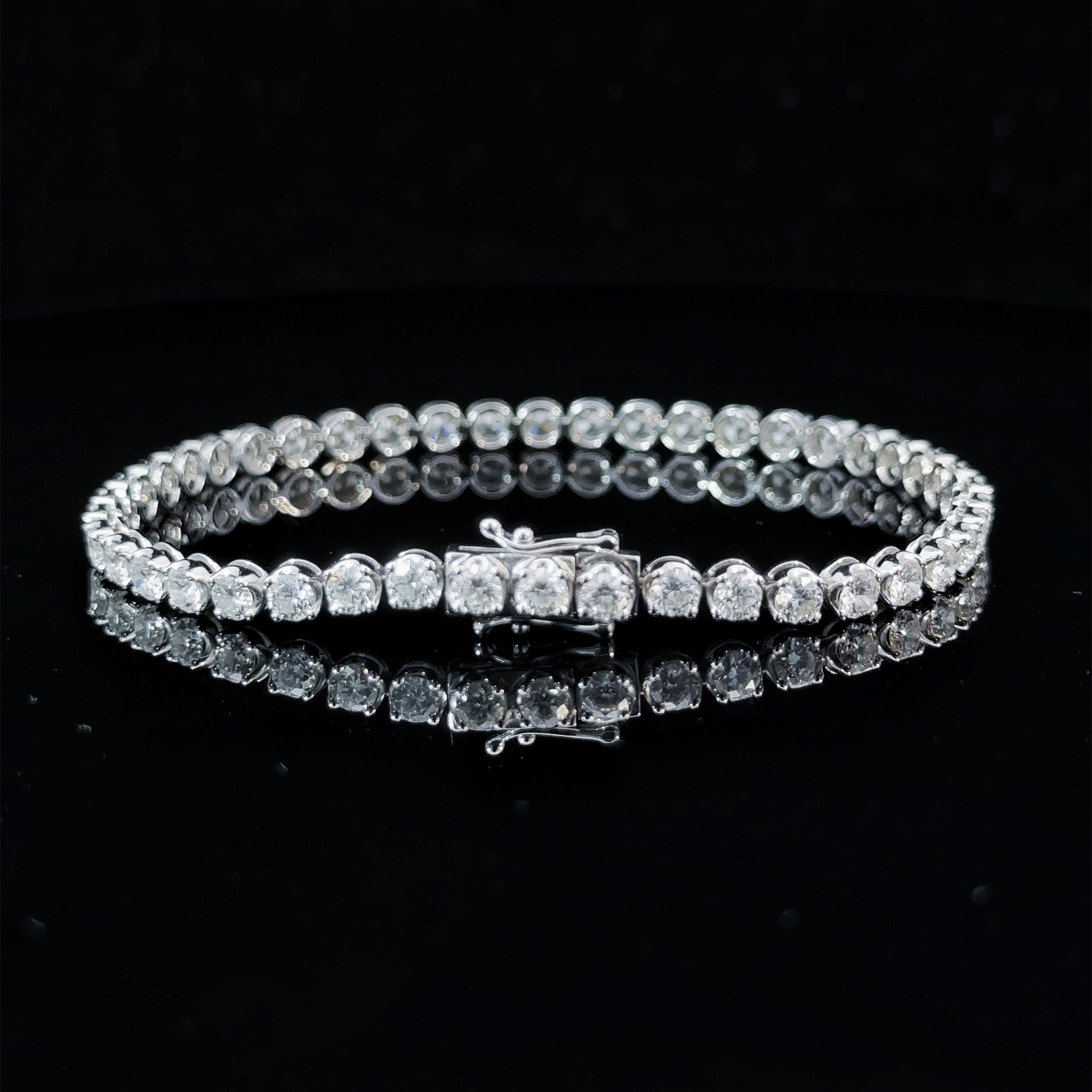 Classic Round Brilliant Diamond Tennis Bracelet, 4.32 Carats in 18k White Gold In New Condition For Sale In London, GB