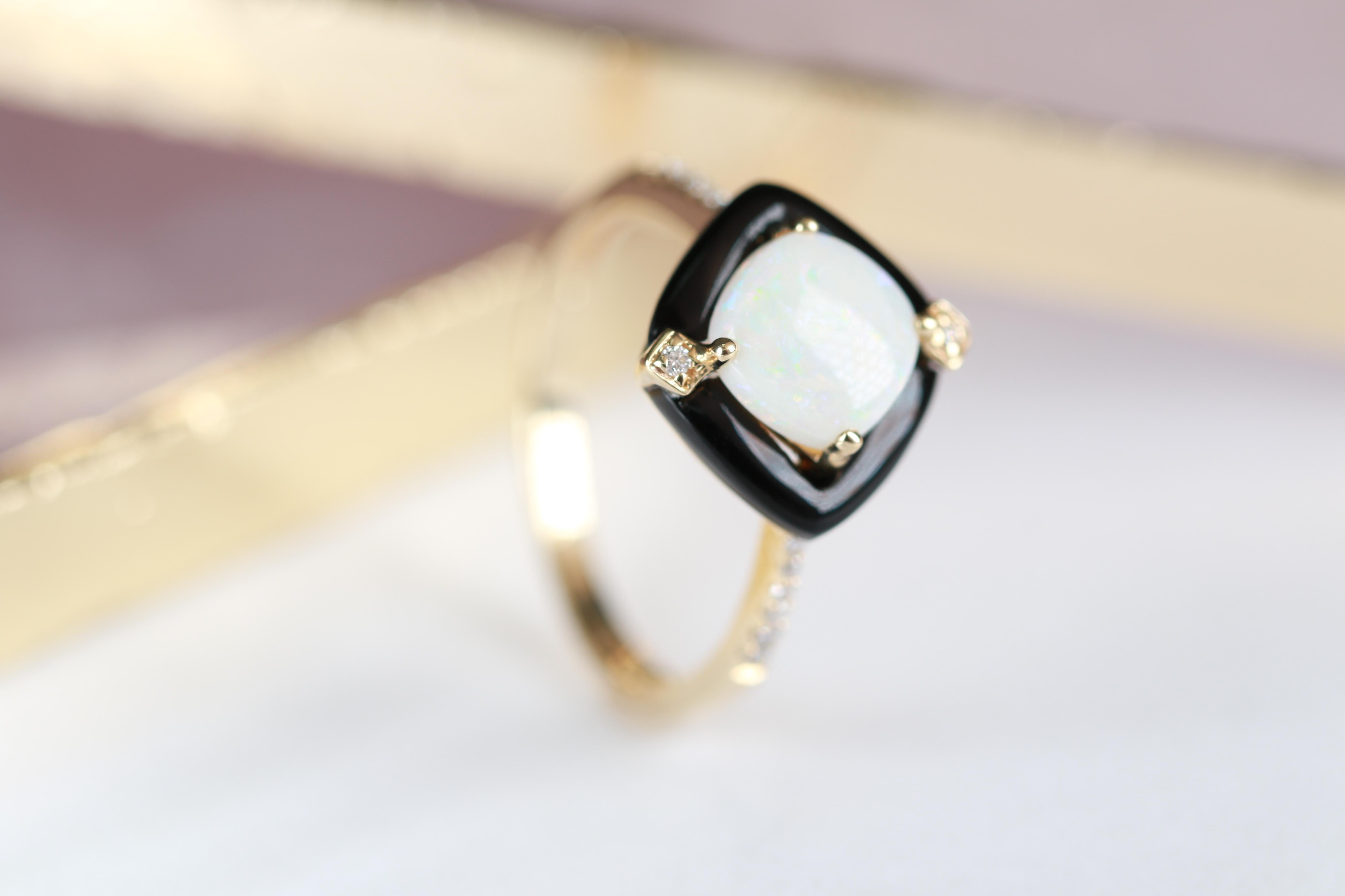 Women's Classic Round-Cab Australian Opal with Diamond 14k Yellow Gold Cocktail Ring