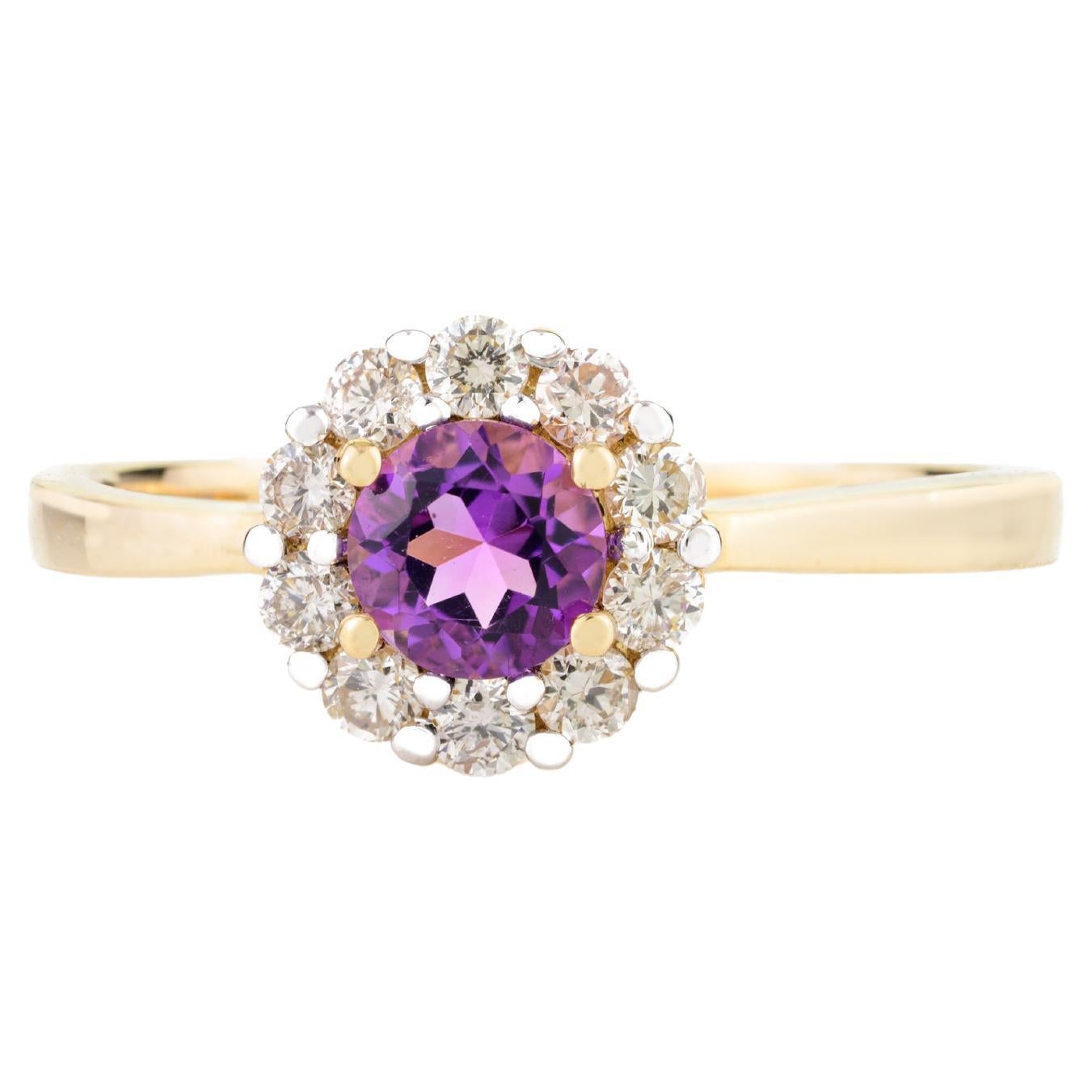Anillo de compromiso clásico de diamantes con halo de amatista de corte redondo en oro amarillo macizo de 14k