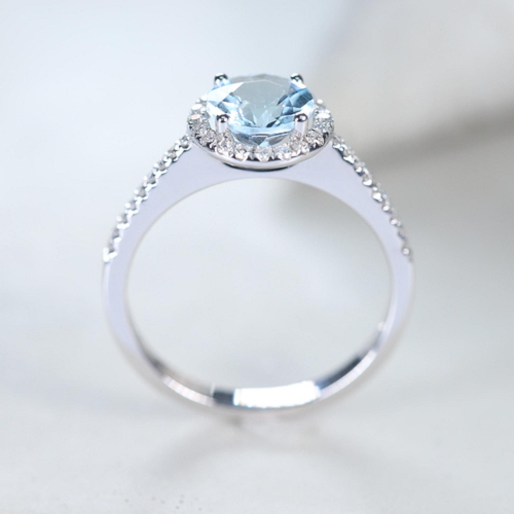 Classic Round Cut Aquamarine and Round Cut White Diamond 14K White Gold Ring In New Condition For Sale In New York, NY