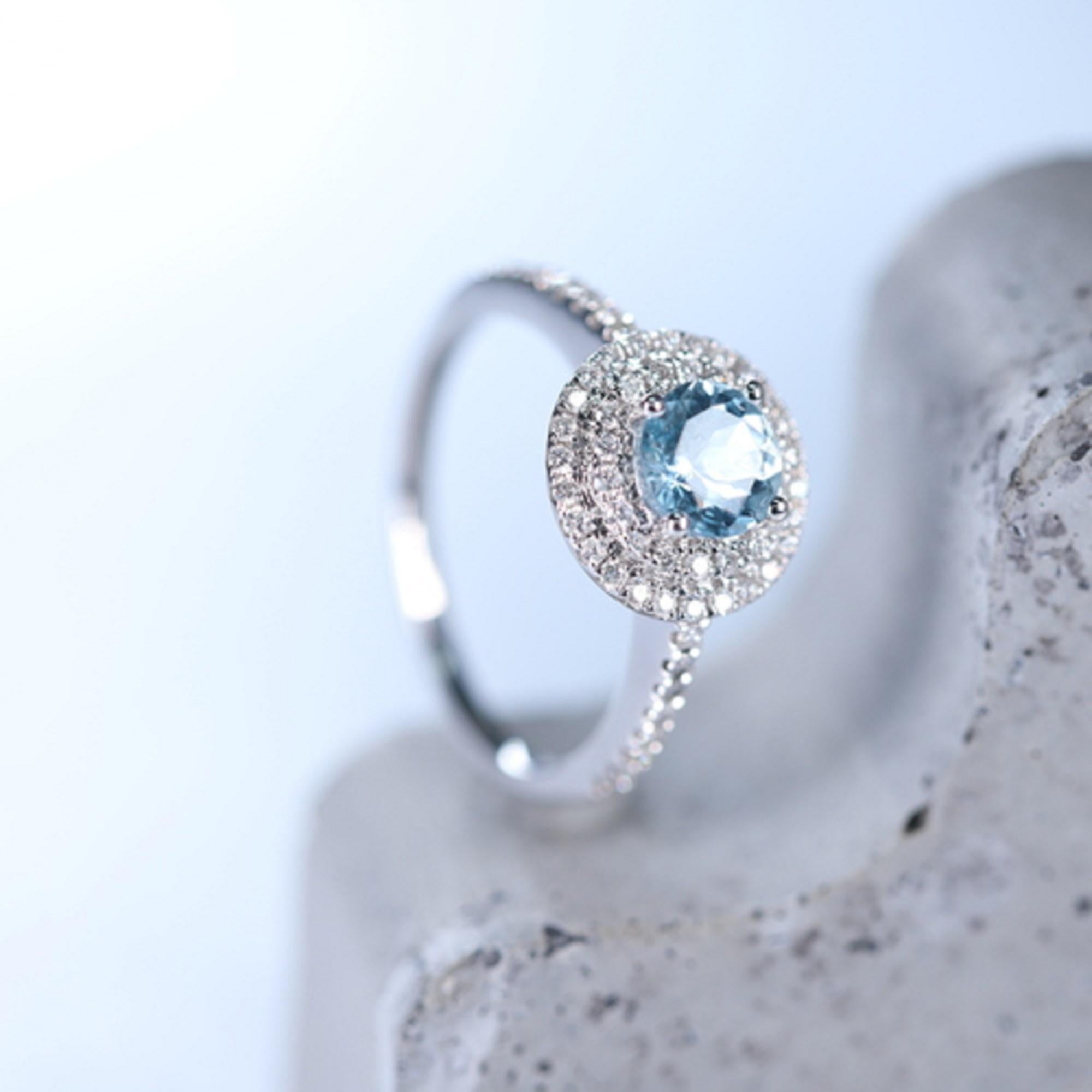 Classic Round Cut Aquamarine and Round Cut White Diamond 14K White Gold Ring In New Condition In New York, NY