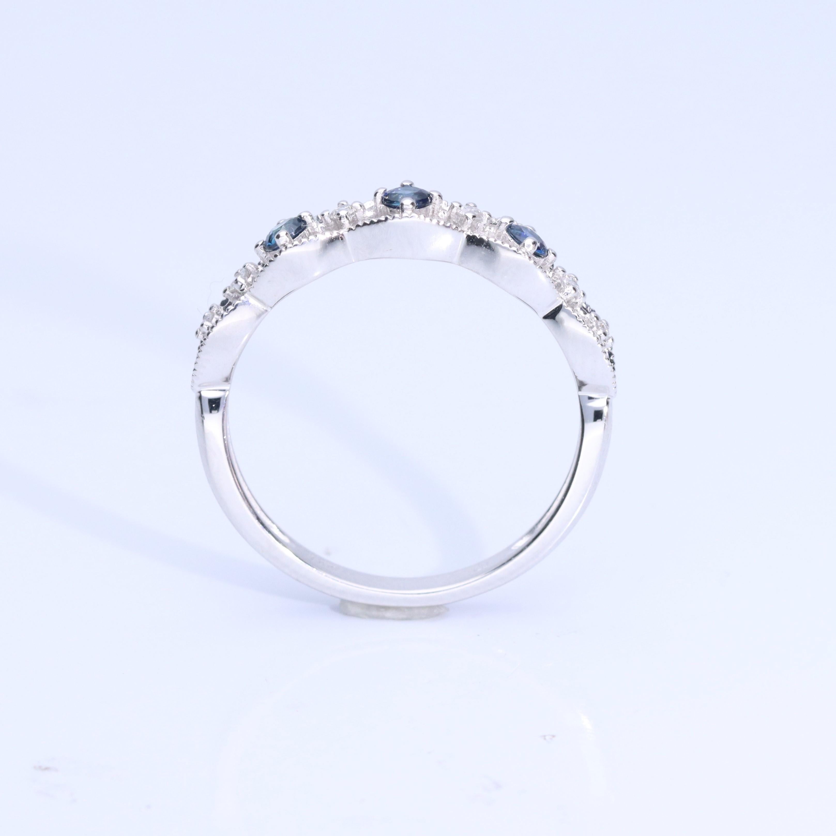 Classic Round Cut Blue Sapphire With Round Diamond 18 Karat White Gold Ring In New Condition For Sale In New York, NY