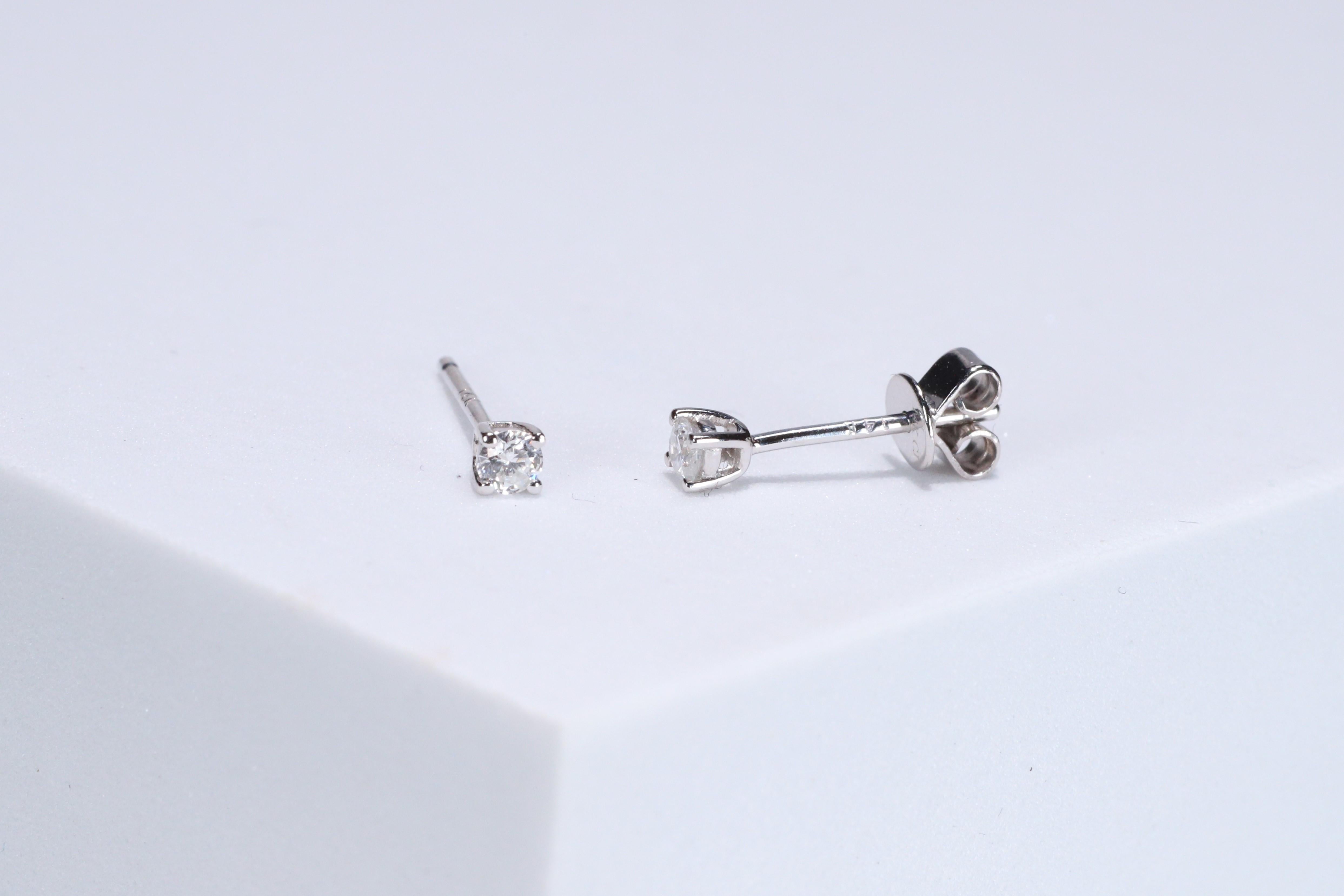 Art Deco Classic Round-Cut White Diamond 14k White Gold Stud Earring For Sale