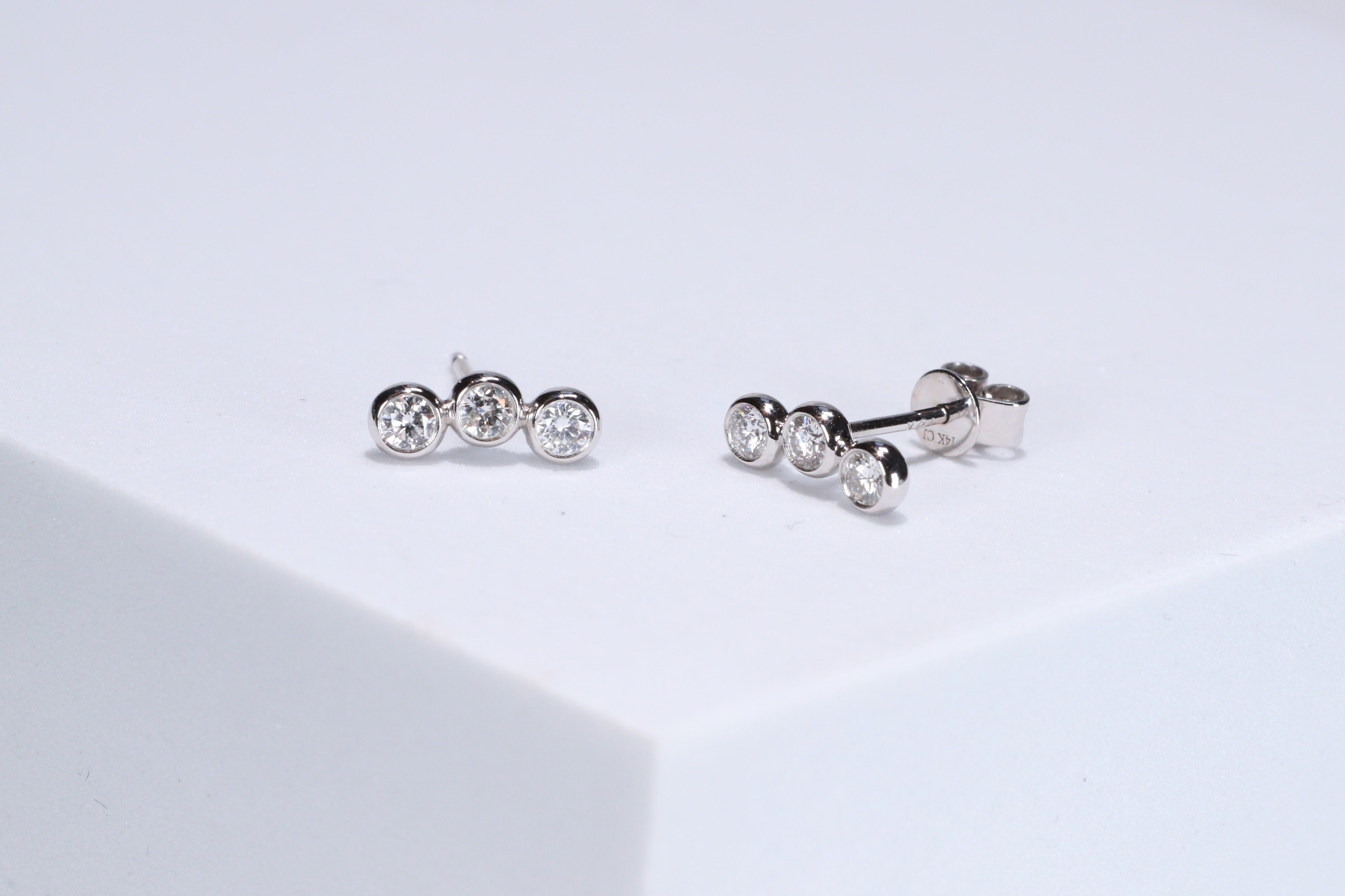 Classic Round-Cut White Diamond 14k White Gold Stud Earring In New Condition For Sale In New York, NY