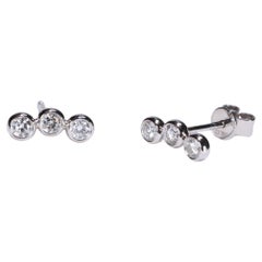 Clou d'oreille classique en or blanc 14k avec diamant blanc de taille ronde