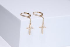 Boucle d'oreille classique en or jaune 14K avec diamant blanc taillé en rond