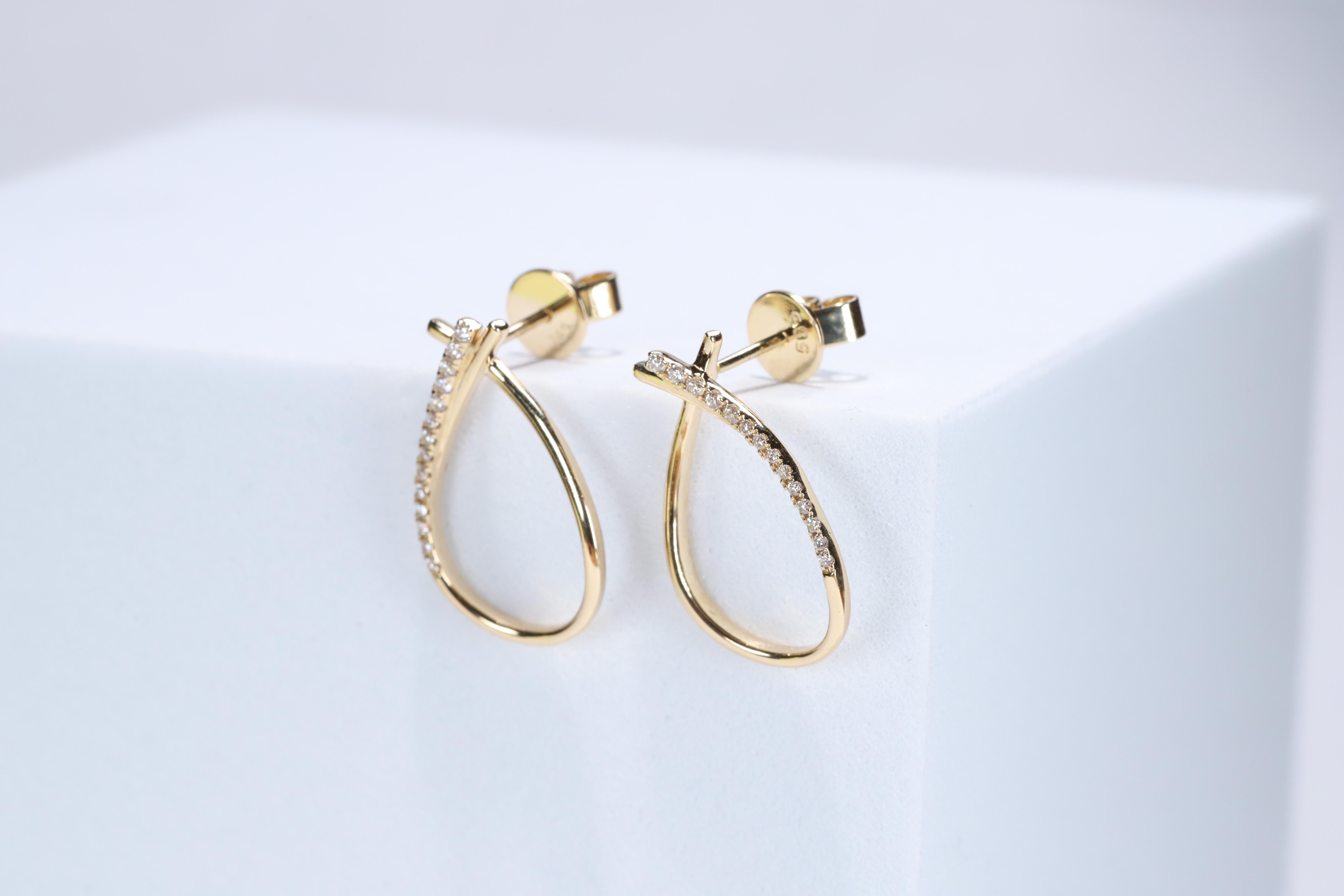 Art déco Clou d'oreille classique en or jaune 14k avec diamant blanc de taille ronde en vente