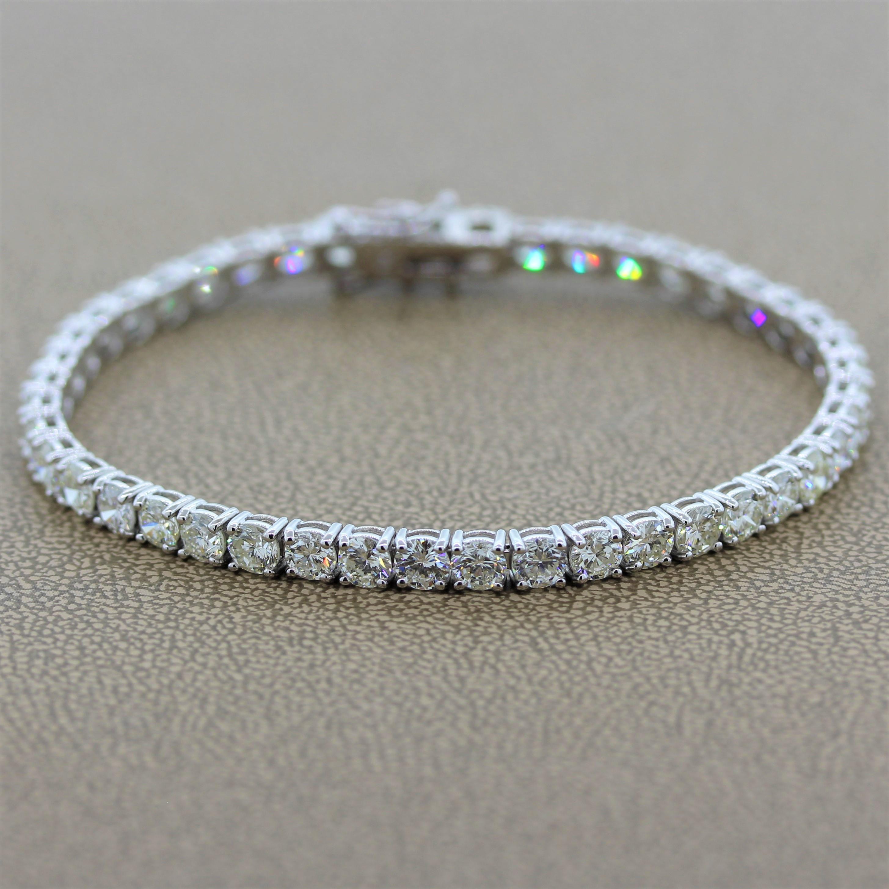 Pulsera de tenis clásica de oro con diamantes redondos en Nuevo estado para la venta en Beverly Hills, CA