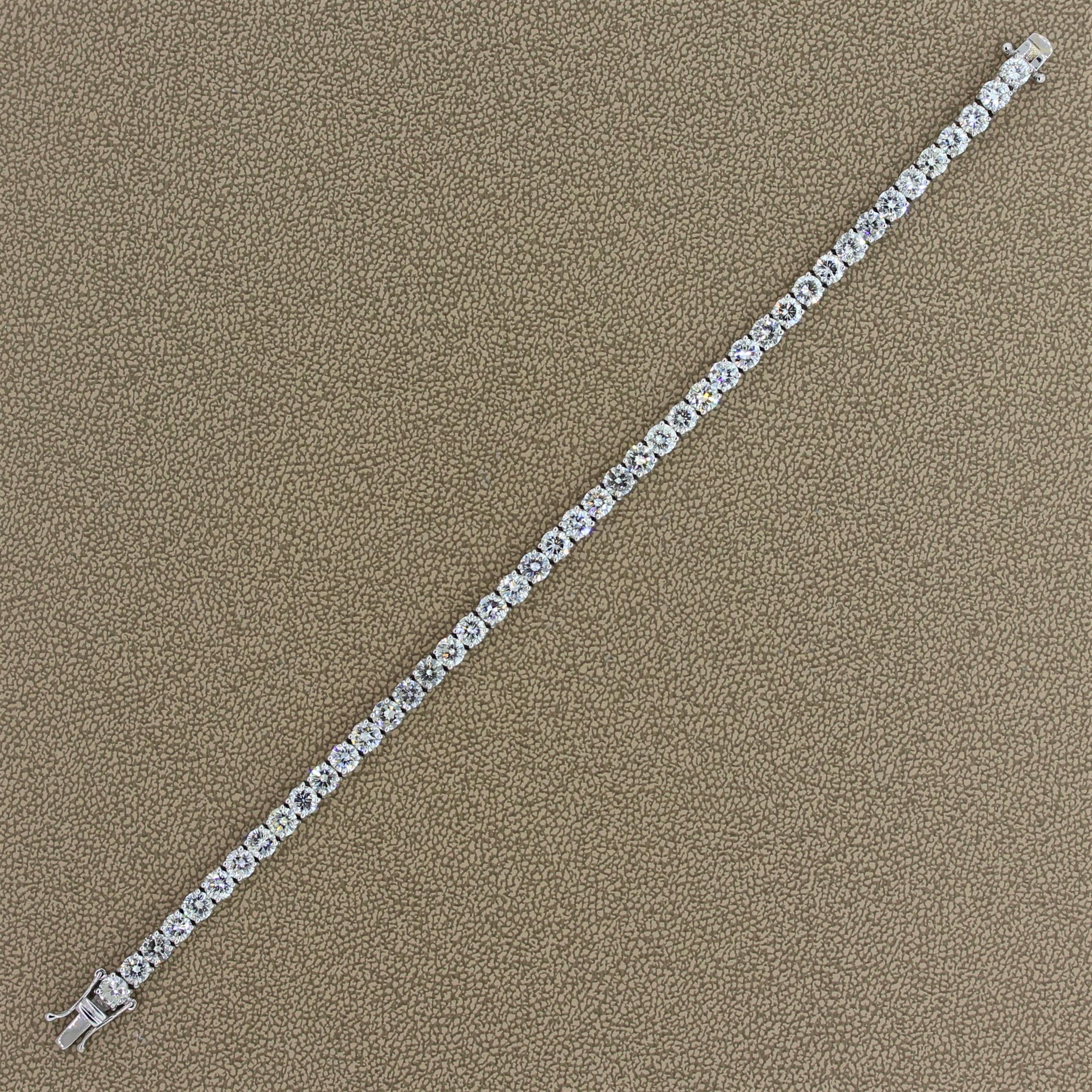 Ce bracelet tennis classique présente 11,38 carats de diamants de qualité SI. Les diamants incolores de taille ronde sont sertis dans une monture en or blanc 18 carats. Un fermoir en forme de boîte avec deux loquets de sécurité assure une fermeture